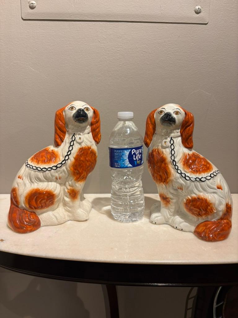 Paire d'épagneuls anciens en céramique émaillée du Staffordshire Chiens d'arrêt en vente 11