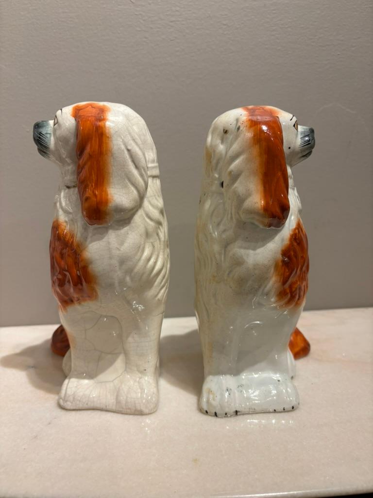 Victorien Paire d'épagneuls anciens en céramique émaillée du Staffordshire Chiens d'arrêt en vente