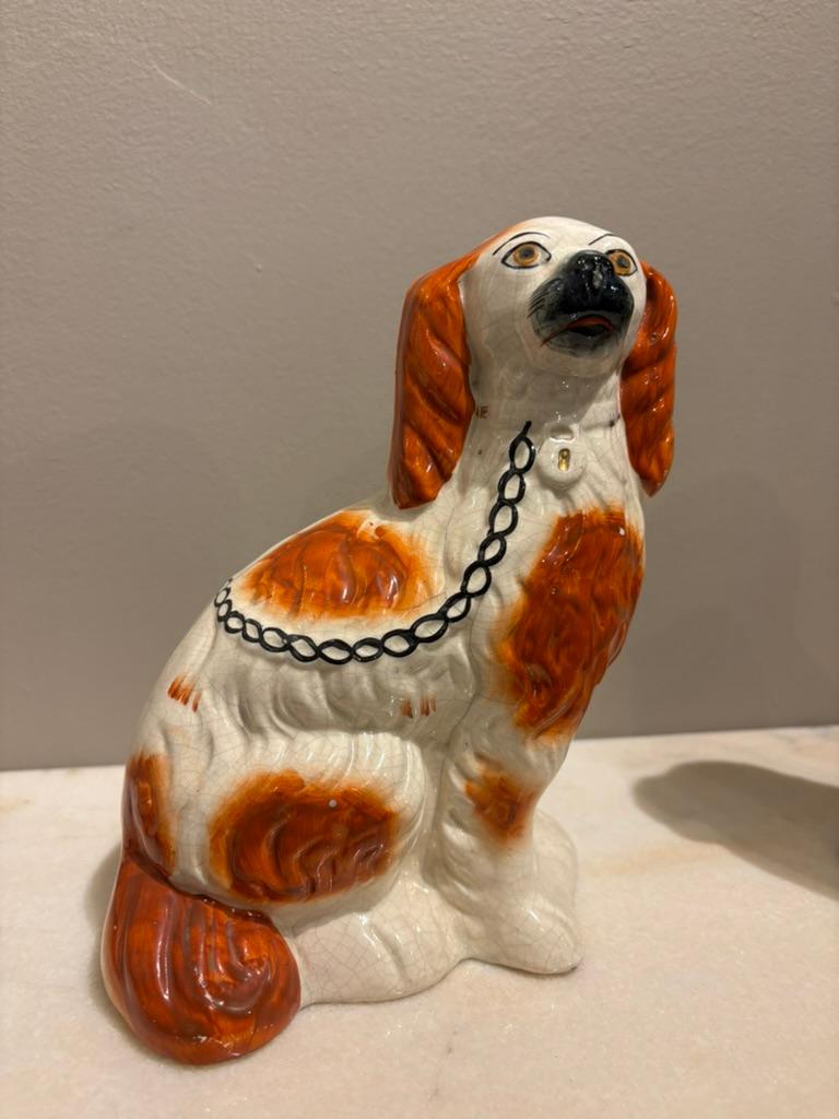 Vernissé Paire d'épagneuls anciens en céramique émaillée du Staffordshire Chiens d'arrêt en vente