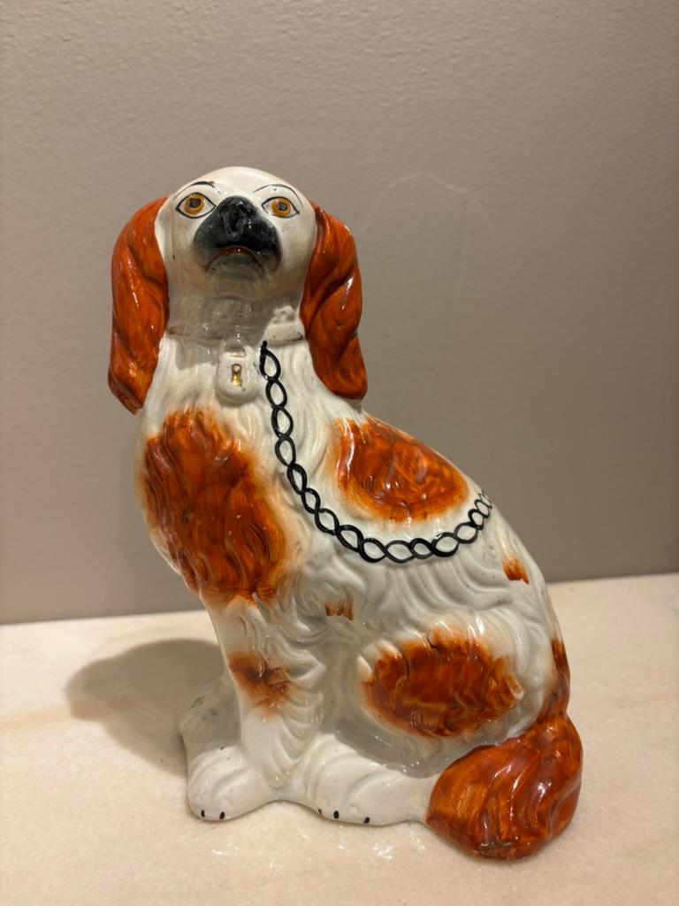 Paire d'épagneuls anciens en céramique émaillée du Staffordshire Chiens d'arrêt Bon état - En vente à Stamford, CT