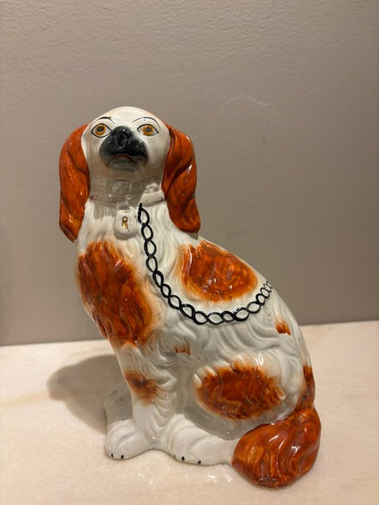 XIXe siècle Paire d'épagneuls anciens en céramique émaillée du Staffordshire Chiens d'arrêt en vente