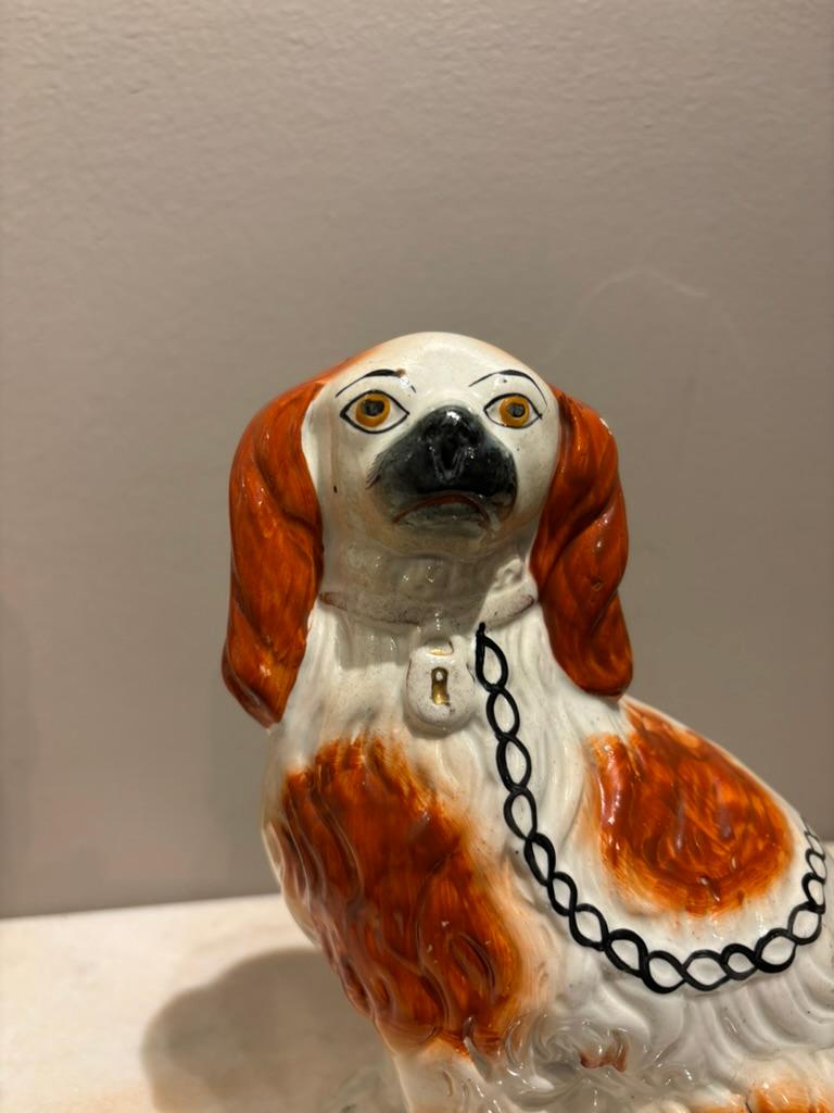 Céramique Paire d'épagneuls anciens en céramique émaillée du Staffordshire Chiens d'arrêt en vente