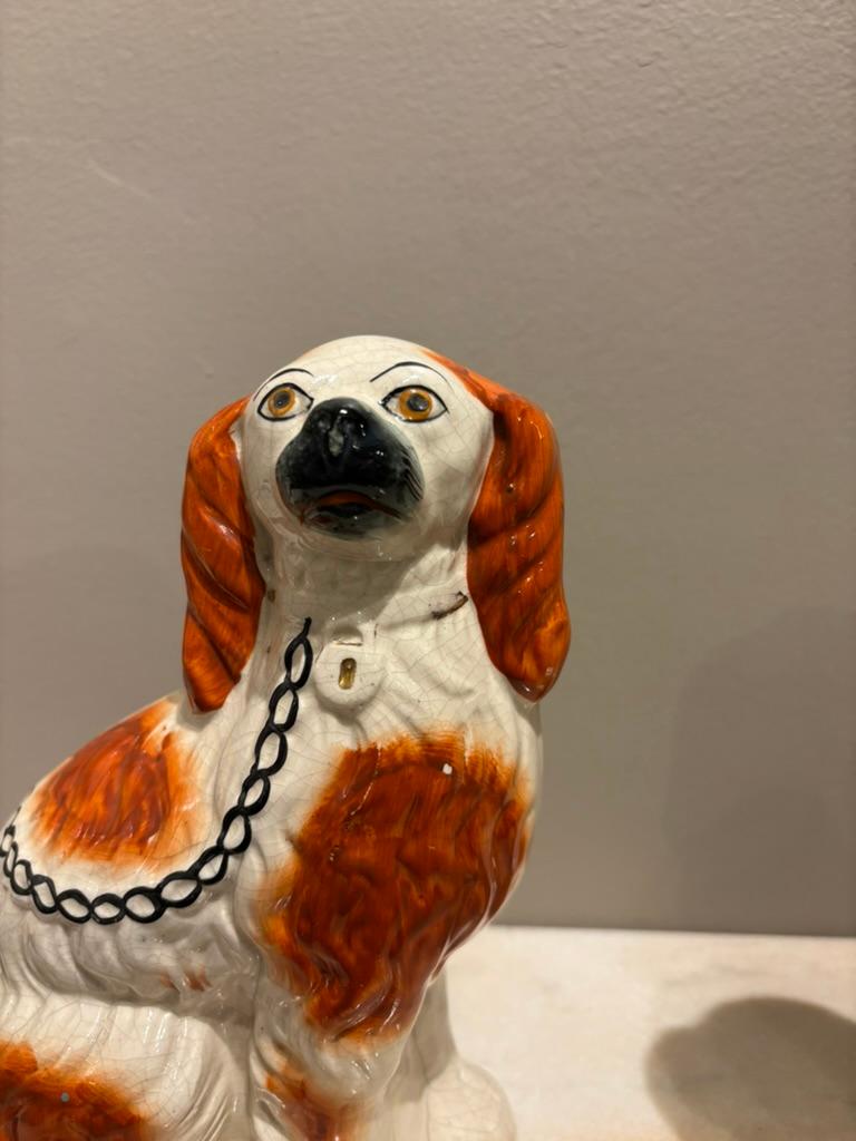 Paire d'épagneuls anciens en céramique émaillée du Staffordshire Chiens d'arrêt en vente 1