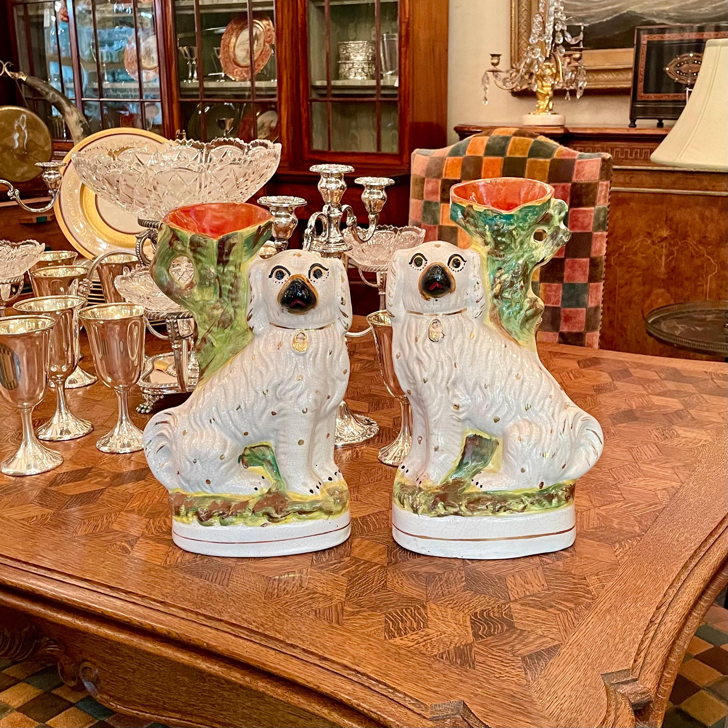 Pareja de antiguos Spaniels sentados de porcelana inglesa de Staffordshire con jarrones, ca 1890 en venta 4