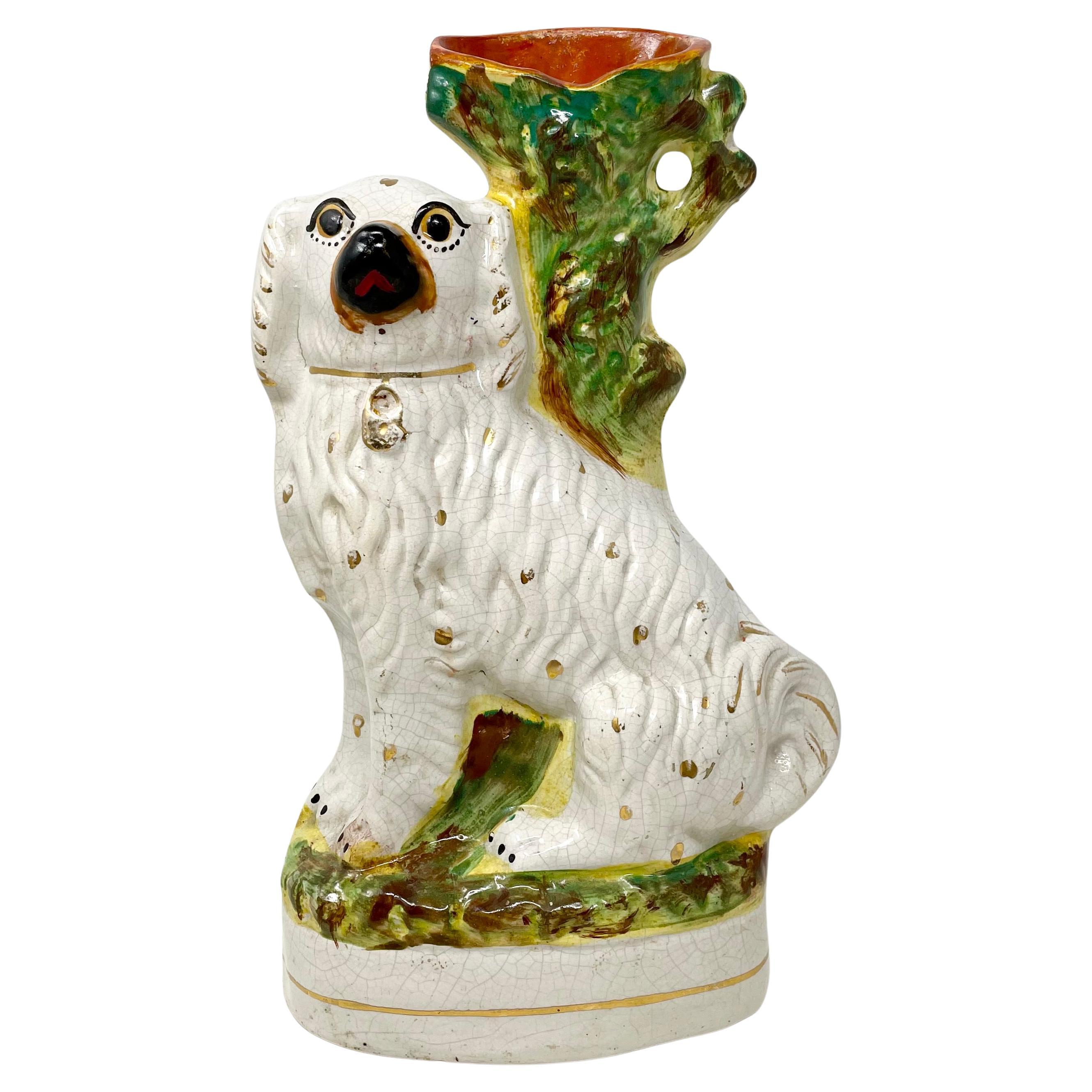 Pareja de inusuales Spaniels sentados de porcelana antigua inglesa de Staffordshire con jarrones, Circa 1890's.