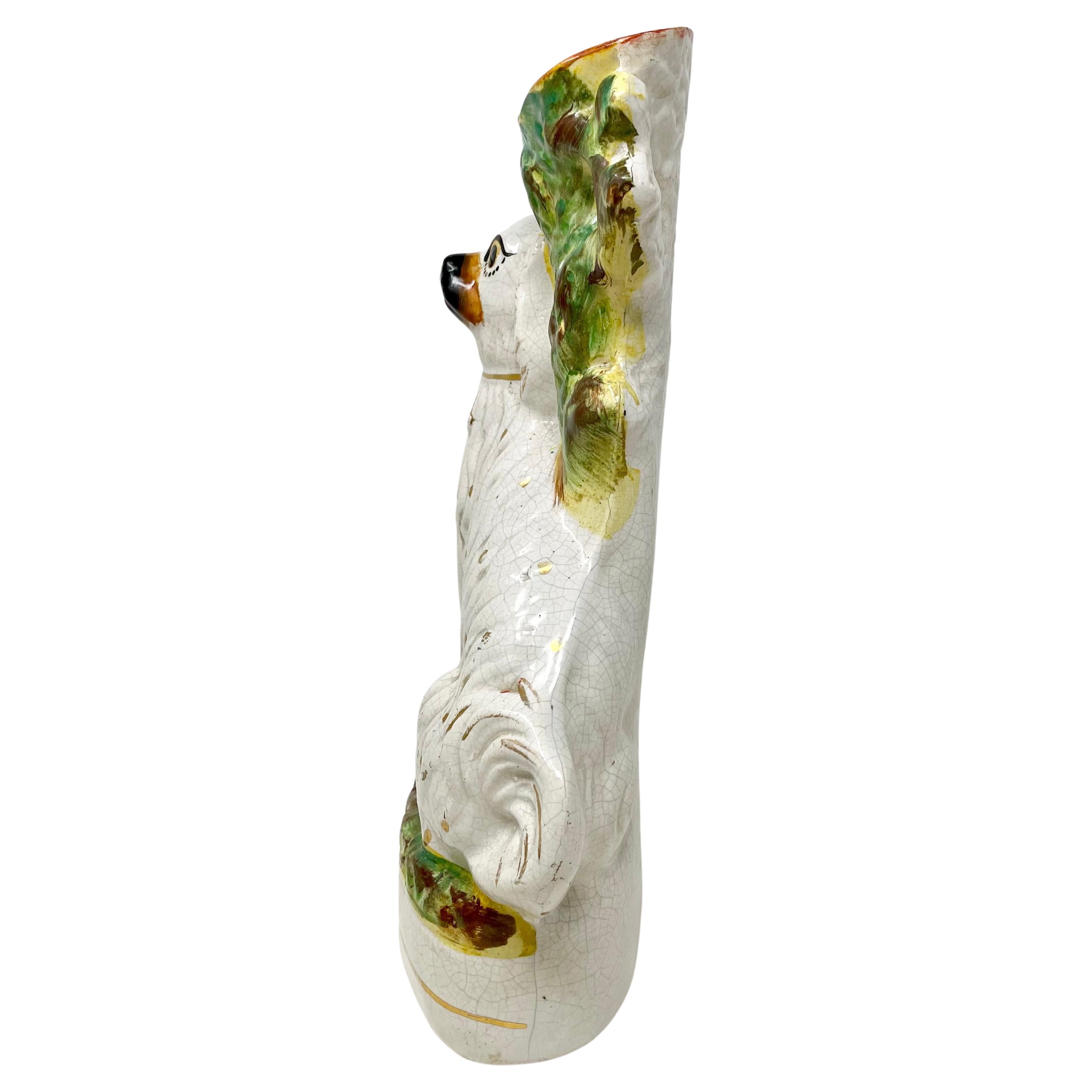 Pareja de antiguos Spaniels sentados de porcelana inglesa de Staffordshire con jarrones, ca 1890 Inglés en venta