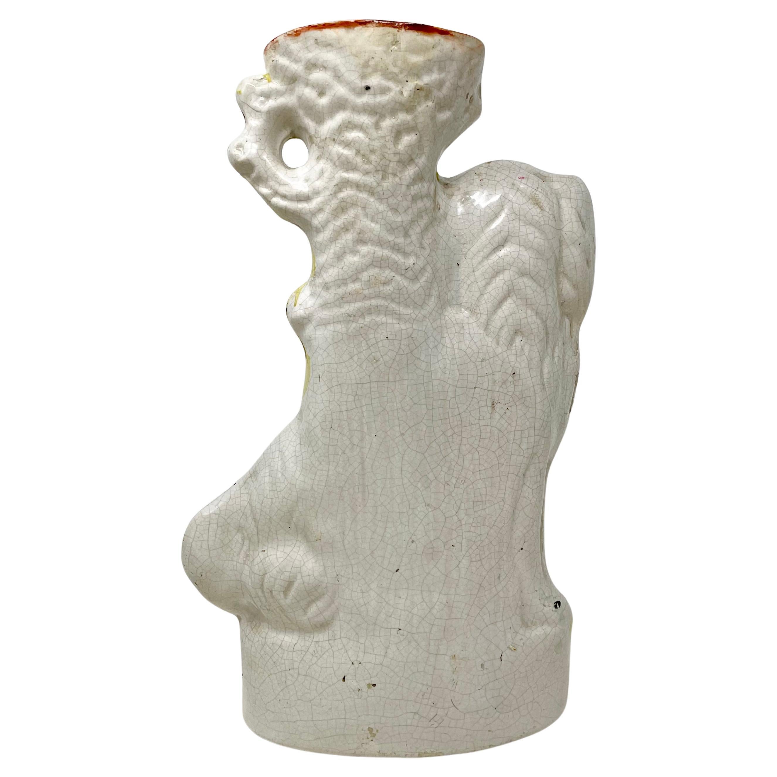 Pareja de antiguos Spaniels sentados de porcelana inglesa de Staffordshire con jarrones, ca 1890 en Bueno estado para la venta en New Orleans, LA