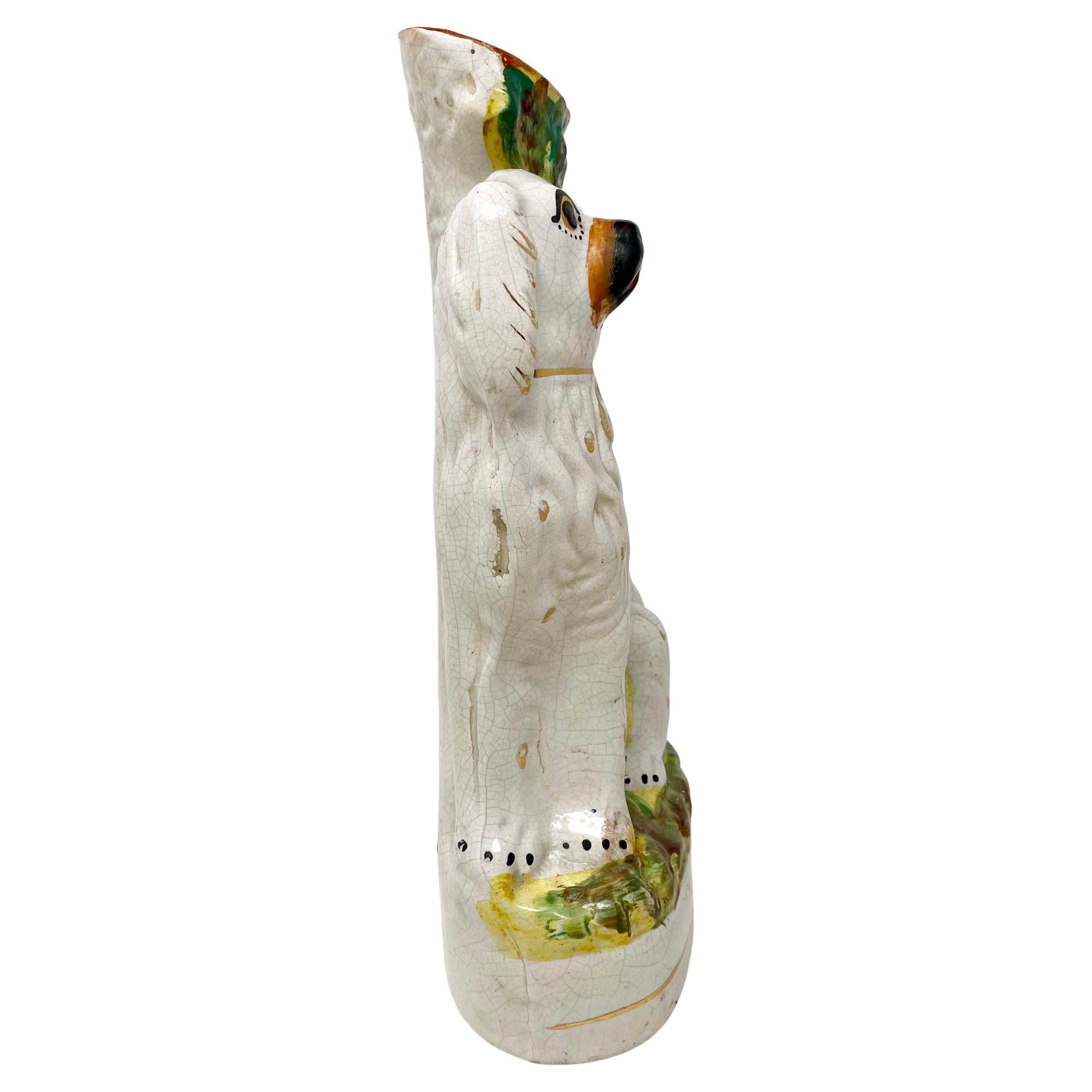 Pareja de antiguos Spaniels sentados de porcelana inglesa de Staffordshire con jarrones, ca 1890 siglo XIX en venta