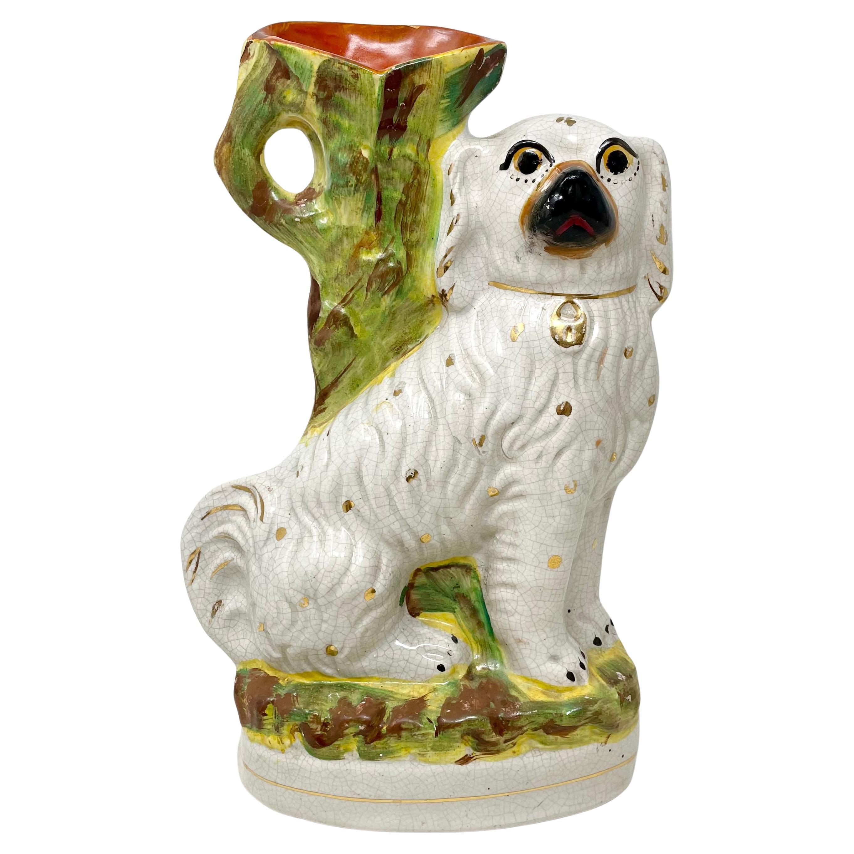 Pareja de antiguos Spaniels sentados de porcelana inglesa de Staffordshire con jarrones, ca 1890 Alfarería en venta