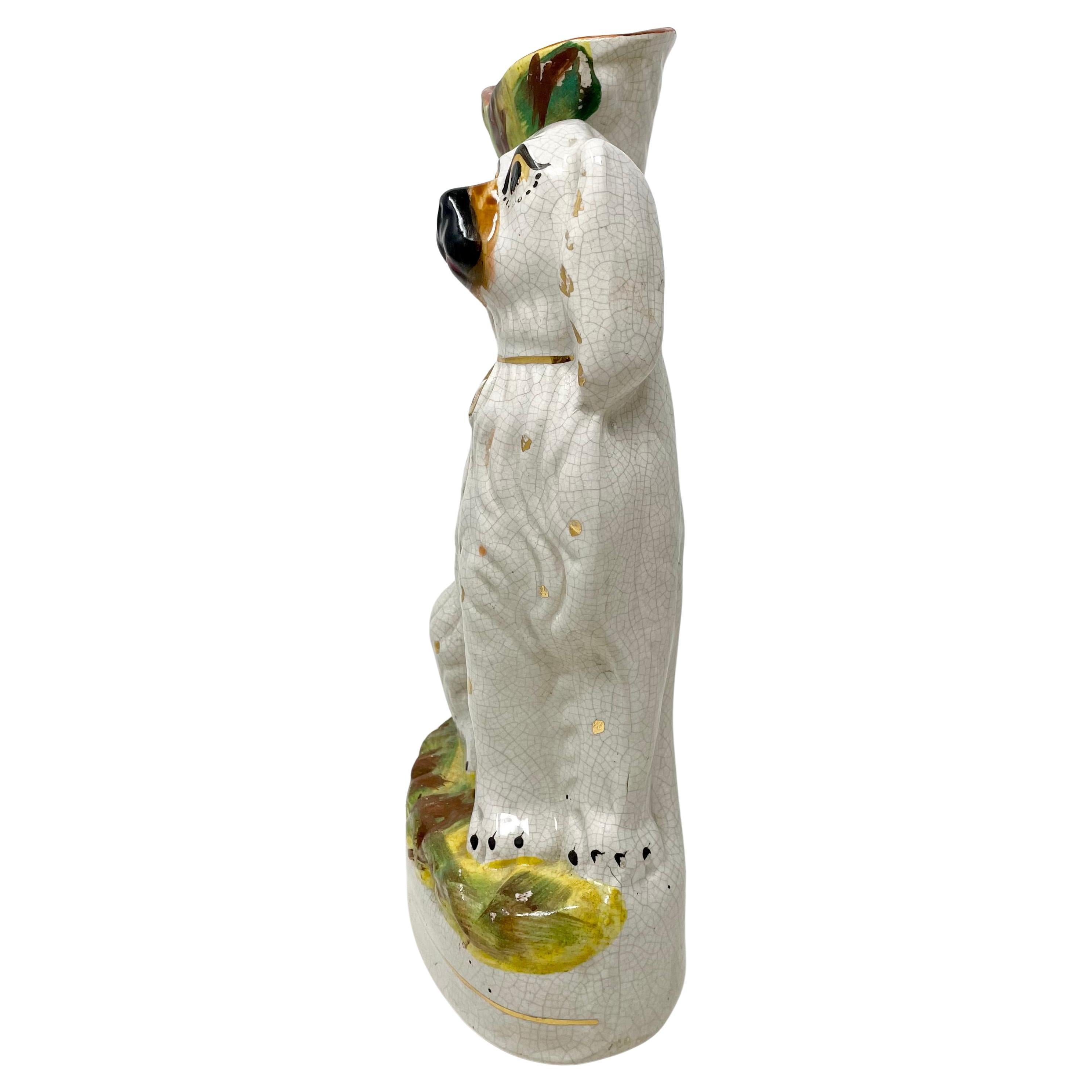 Pareja de antiguos Spaniels sentados de porcelana inglesa de Staffordshire con jarrones, ca 1890 en venta 1