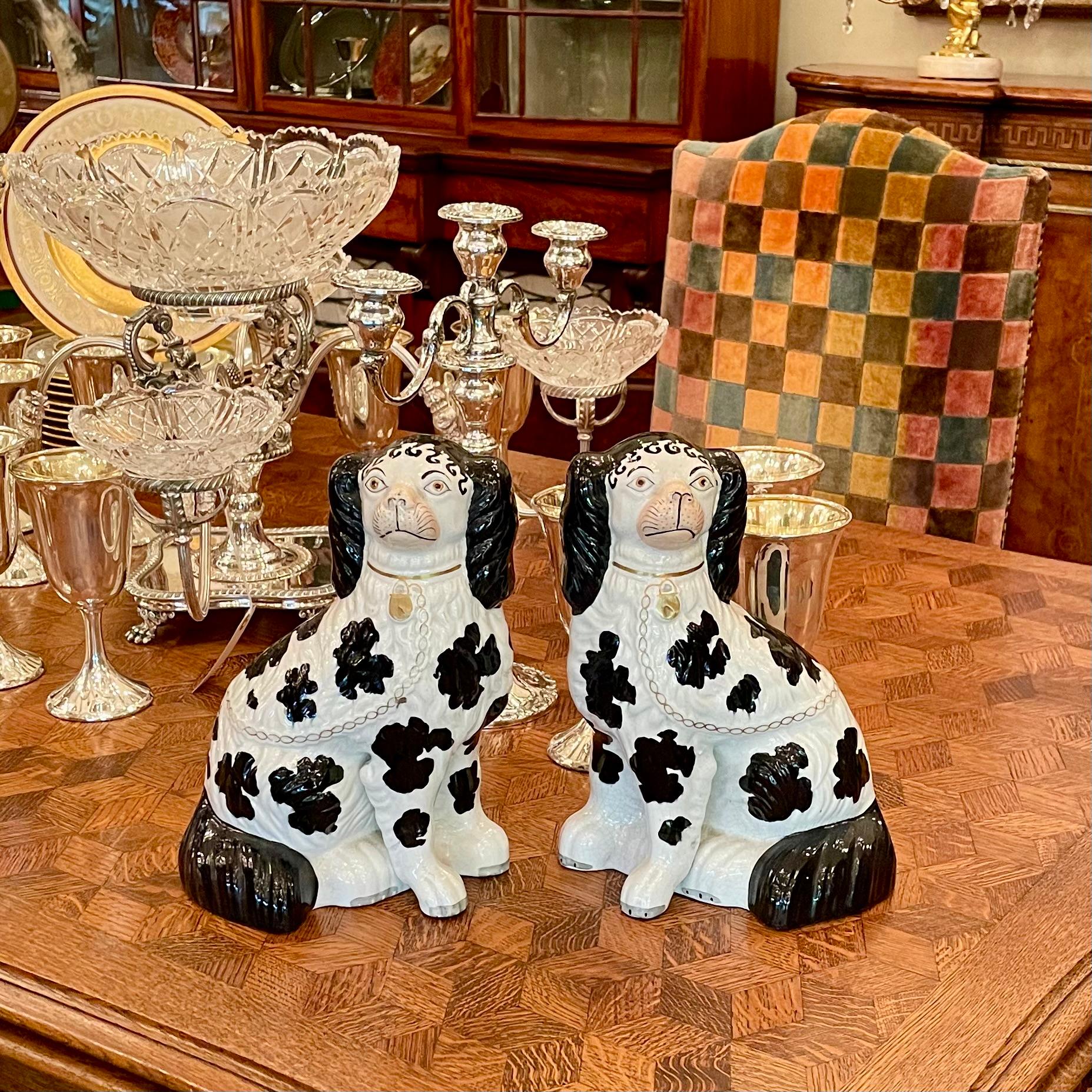 Pareja de Spaniels Ingleses Antiguos de Cerámica Staffordshire en Blanco y Negro, Circa 1870. en venta 4