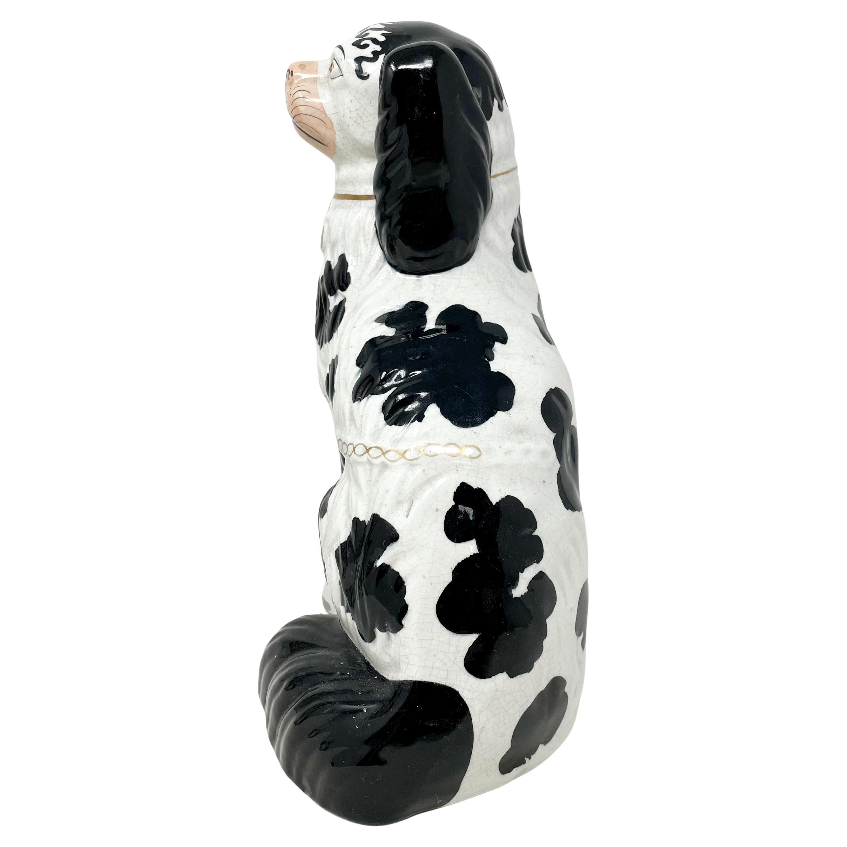 Pareja de Spaniels Ingleses Antiguos de Cerámica Staffordshire en Blanco y Negro, Circa 1870. Inglés en venta
