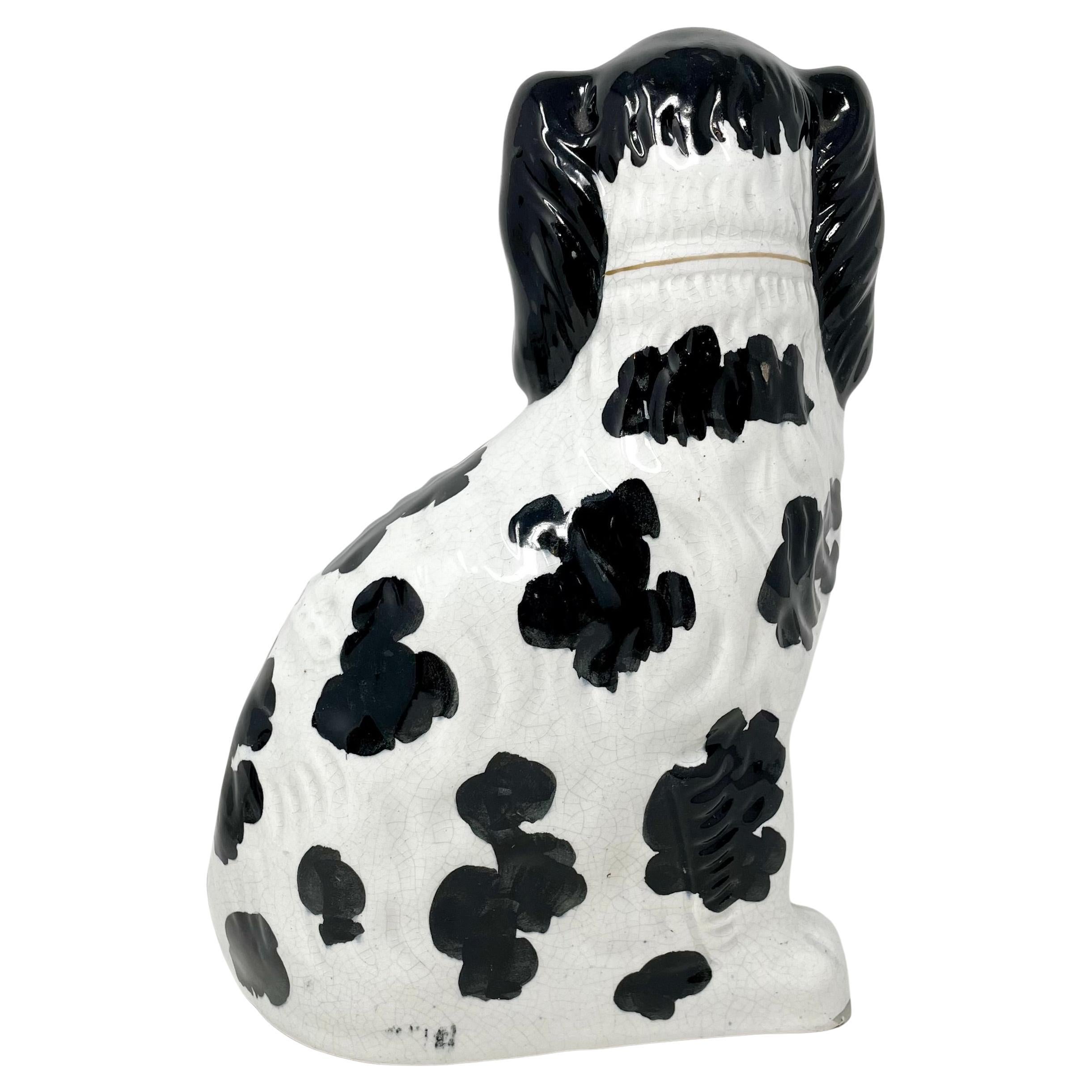 Pareja de Spaniels Ingleses Antiguos de Cerámica Staffordshire en Blanco y Negro, Circa 1870. en Bueno estado para la venta en New Orleans, LA