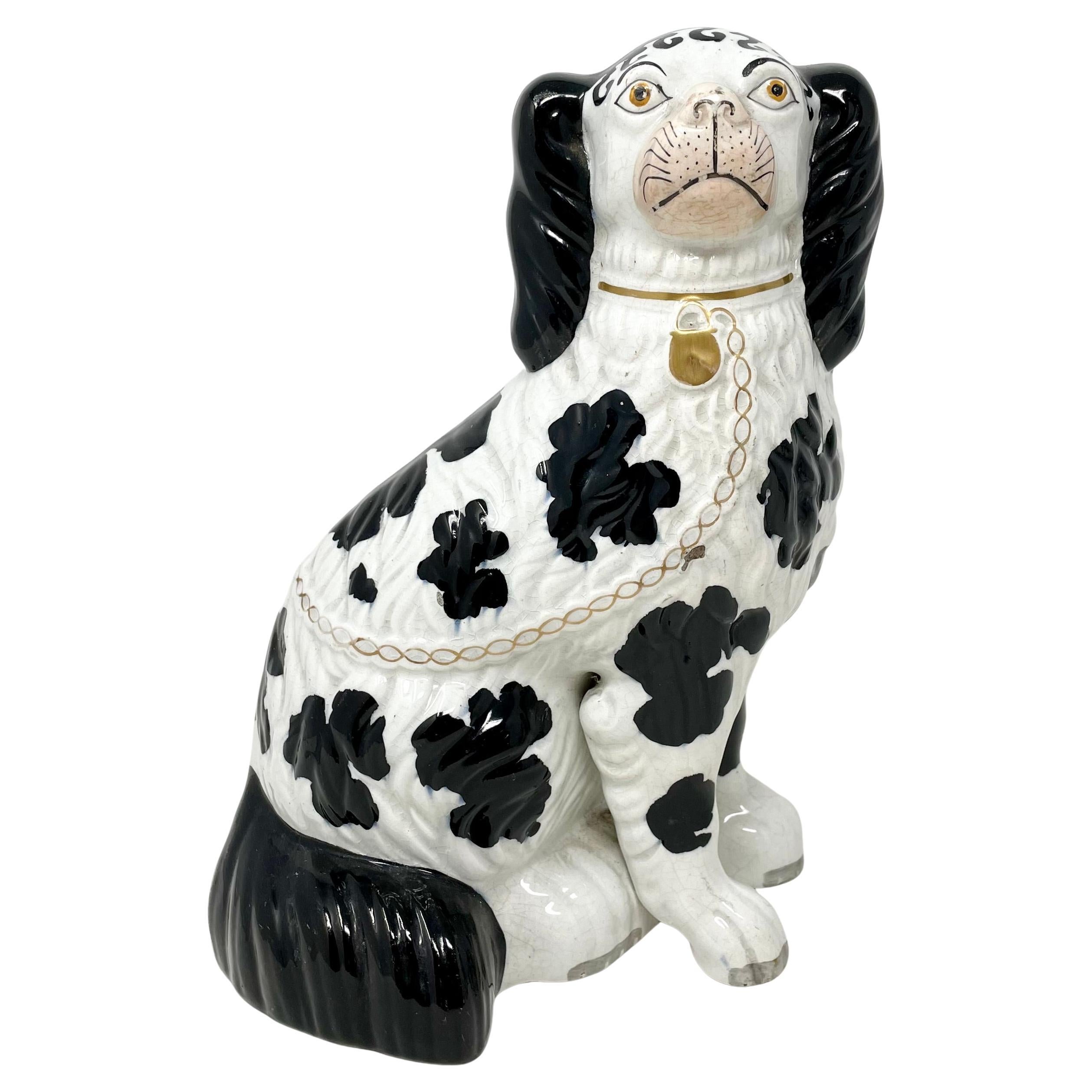 Pareja de Spaniels Ingleses Antiguos de Cerámica Staffordshire en Blanco y Negro, Circa 1870. Alfarería en venta