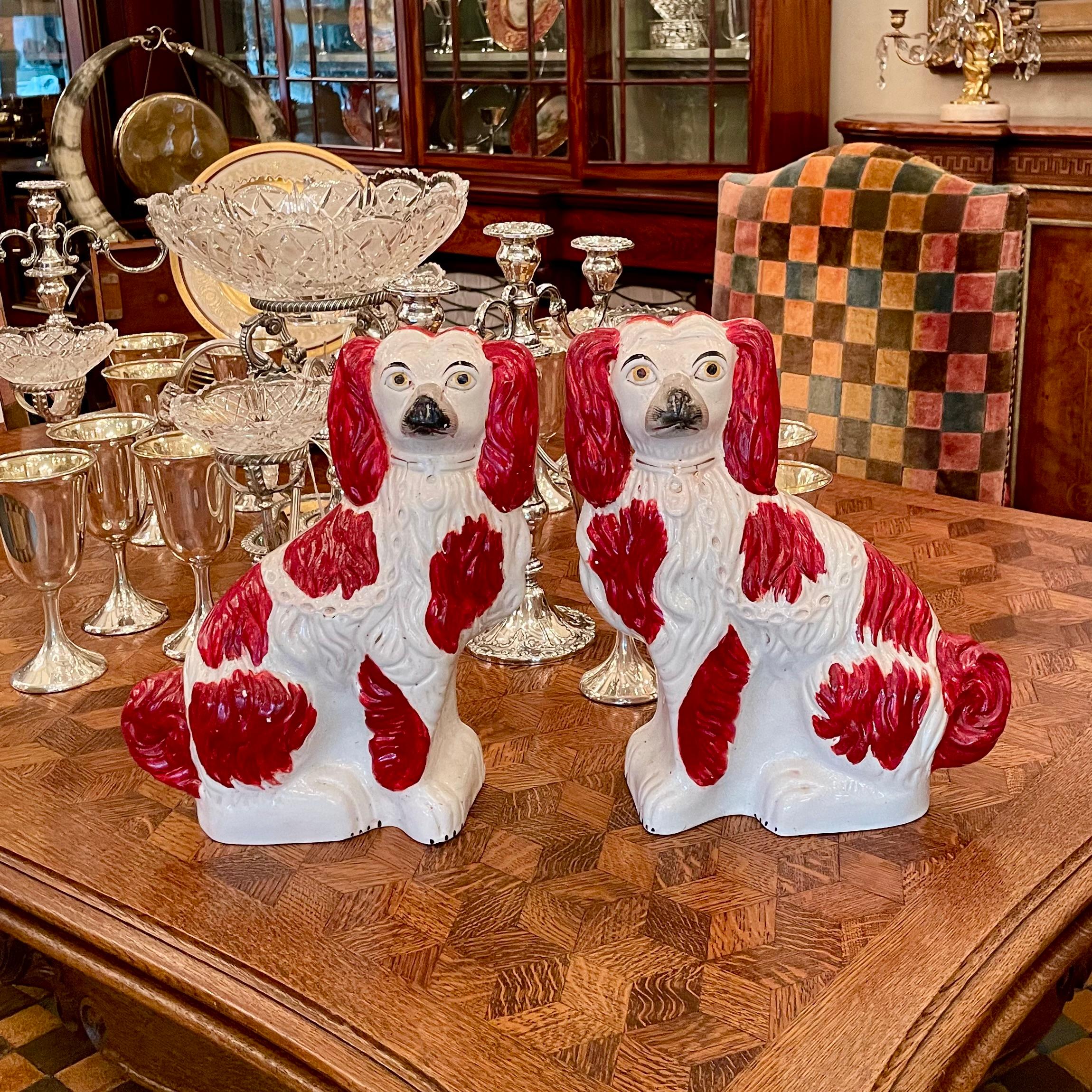 Pareja Perros Spaniel Antiguos de Cerámica Inglesa de Staffordshire Rojos y Blancos Circa 1870's en venta 4