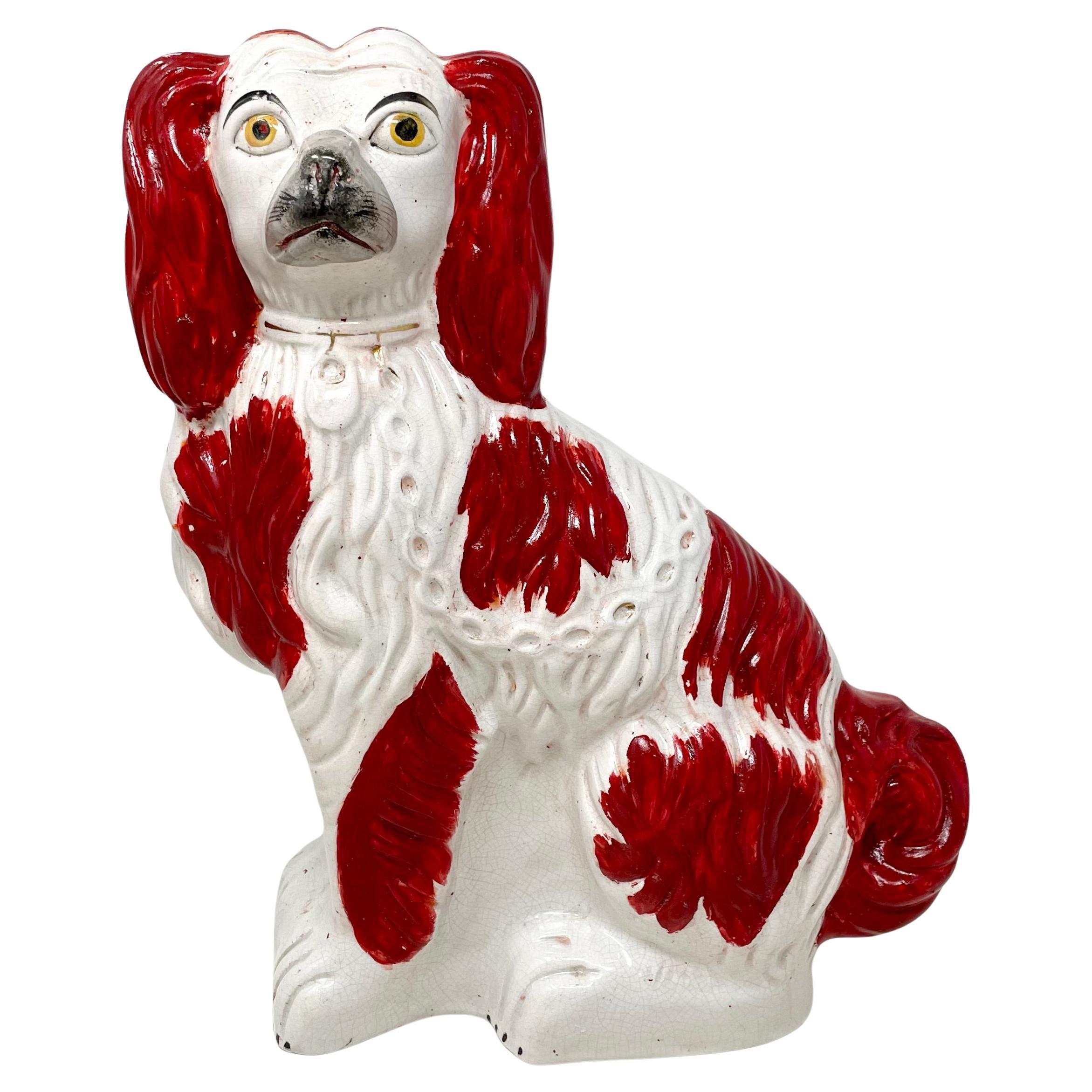 Pareja de estatuas antiguas de perro spaniel sentado de cerámica inglesa de Staffordshire de color rojo-naranja y blanco, circa 1870-1880.