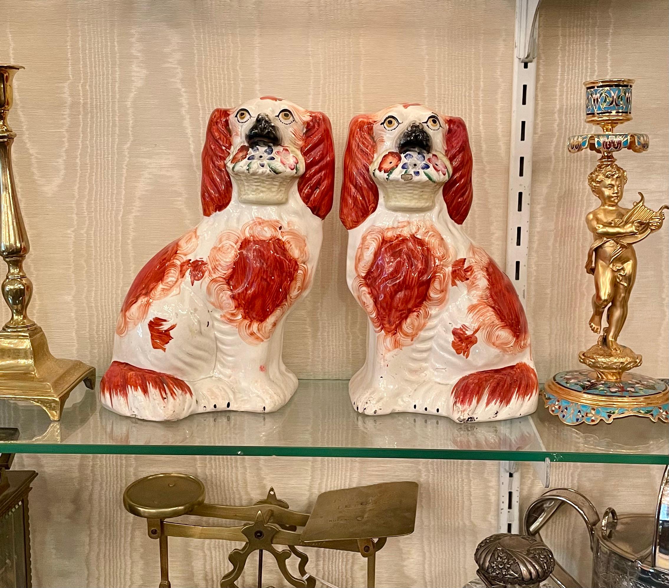 Pareja Perros Spaniel Antiguos de Cerámica Inglesa de Staffordshire Rojos y Blancos con Cestas en venta 4