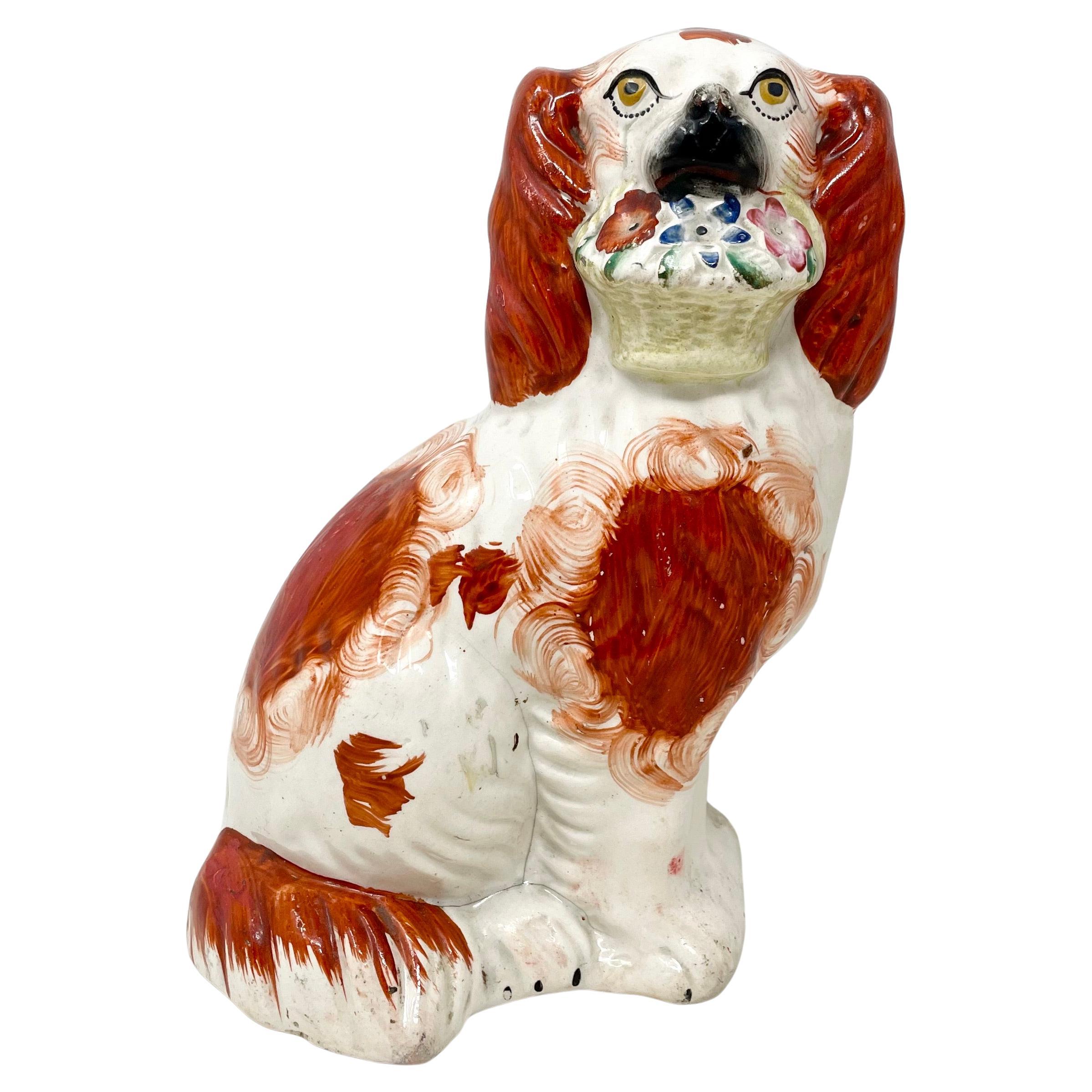 Pareja de Antiguos Perros Spaniel de Cerámica Inglesa de Staffordshire Rojo-Naranja y Blanco con Cestas, Circa 1880-1890's.