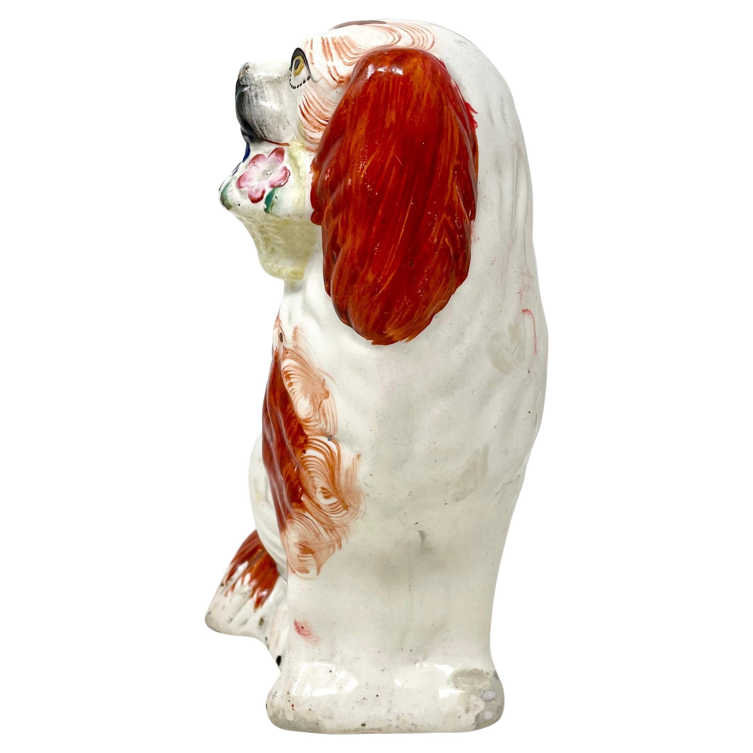 Pareja Perros Spaniel Antiguos de Cerámica Inglesa de Staffordshire Rojos y Blancos con Cestas Inglés en venta