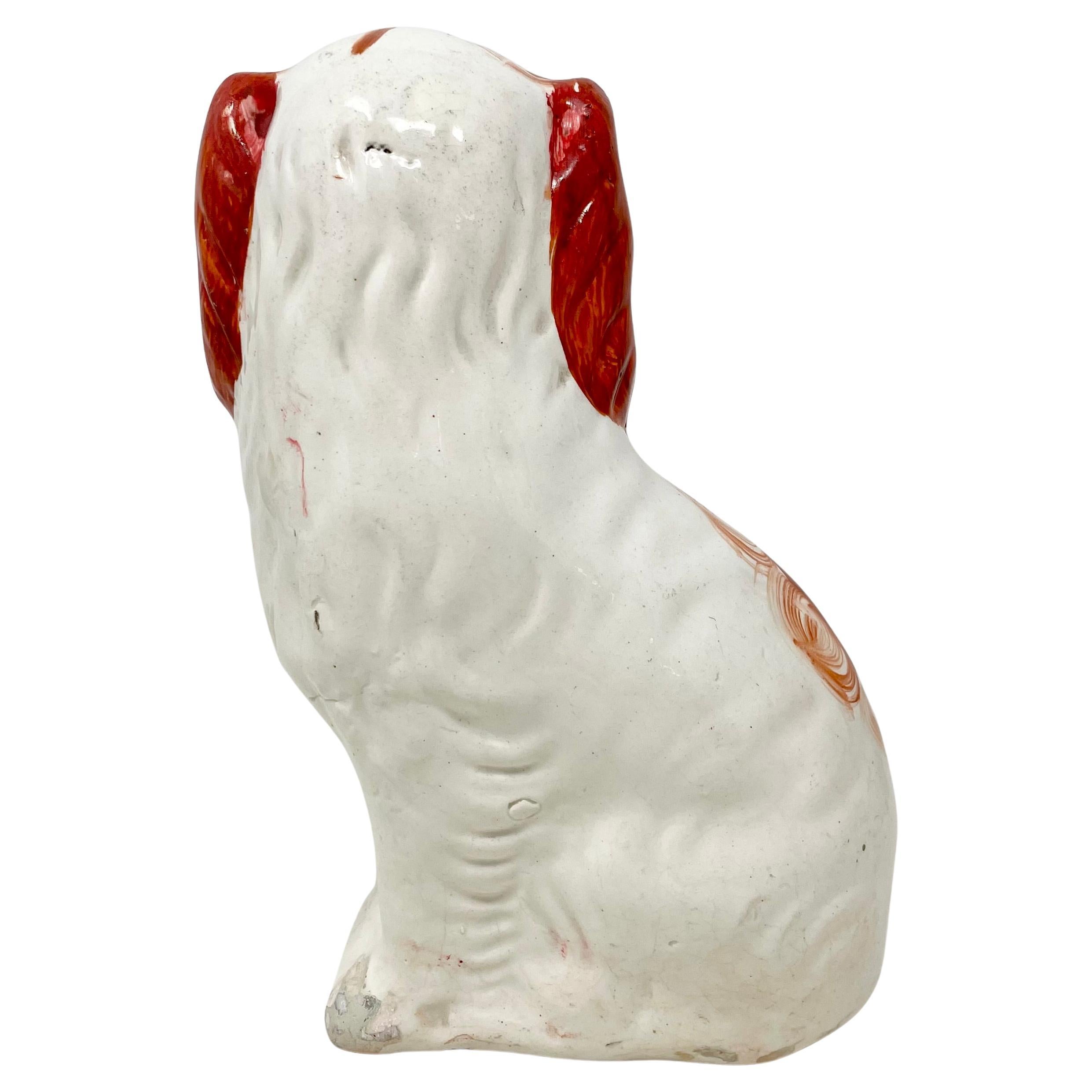 Pareja Perros Spaniel Antiguos de Cerámica Inglesa de Staffordshire Rojos y Blancos con Cestas en Bueno estado para la venta en New Orleans, LA