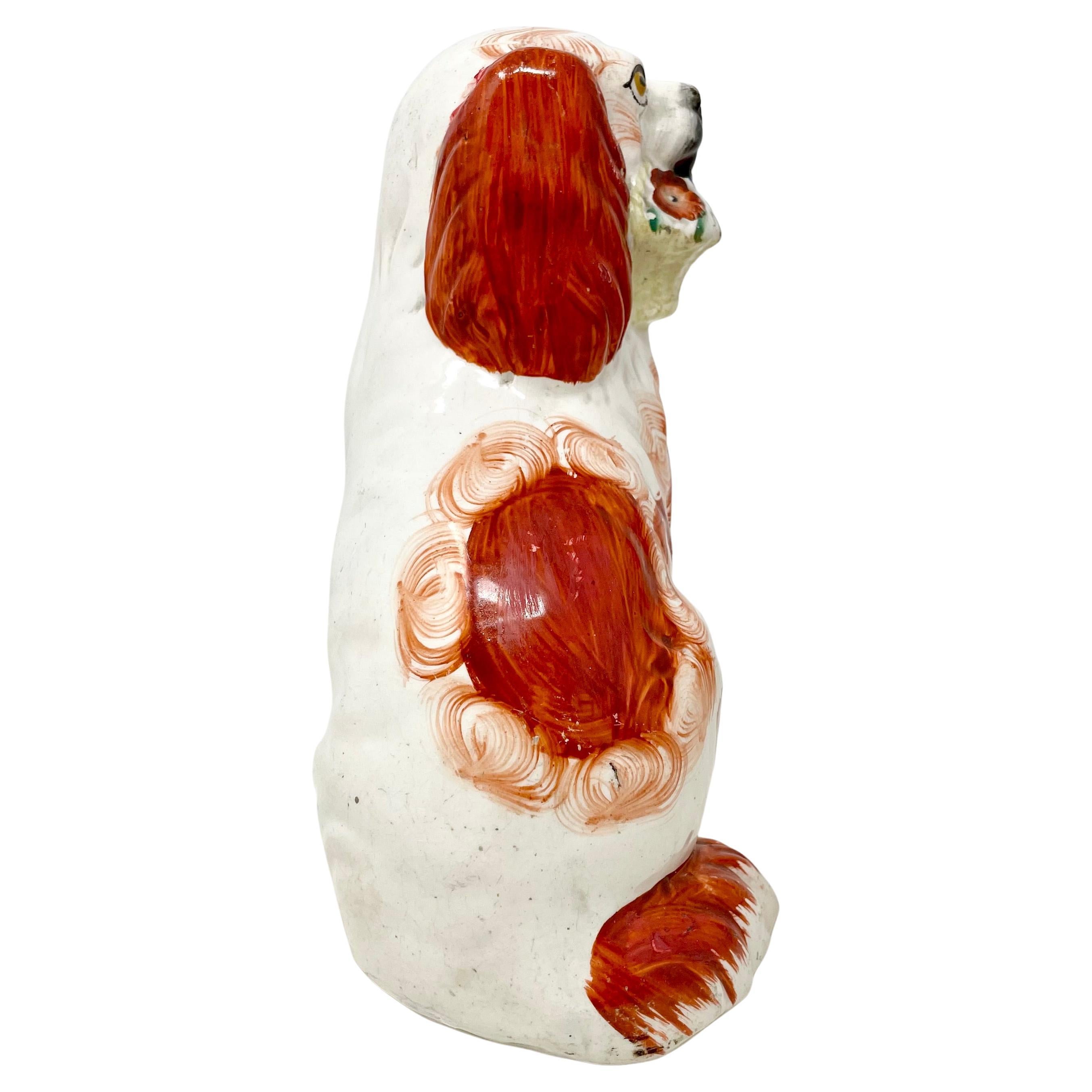 Pareja Perros Spaniel Antiguos de Cerámica Inglesa de Staffordshire Rojos y Blancos con Cestas siglo XIX en venta