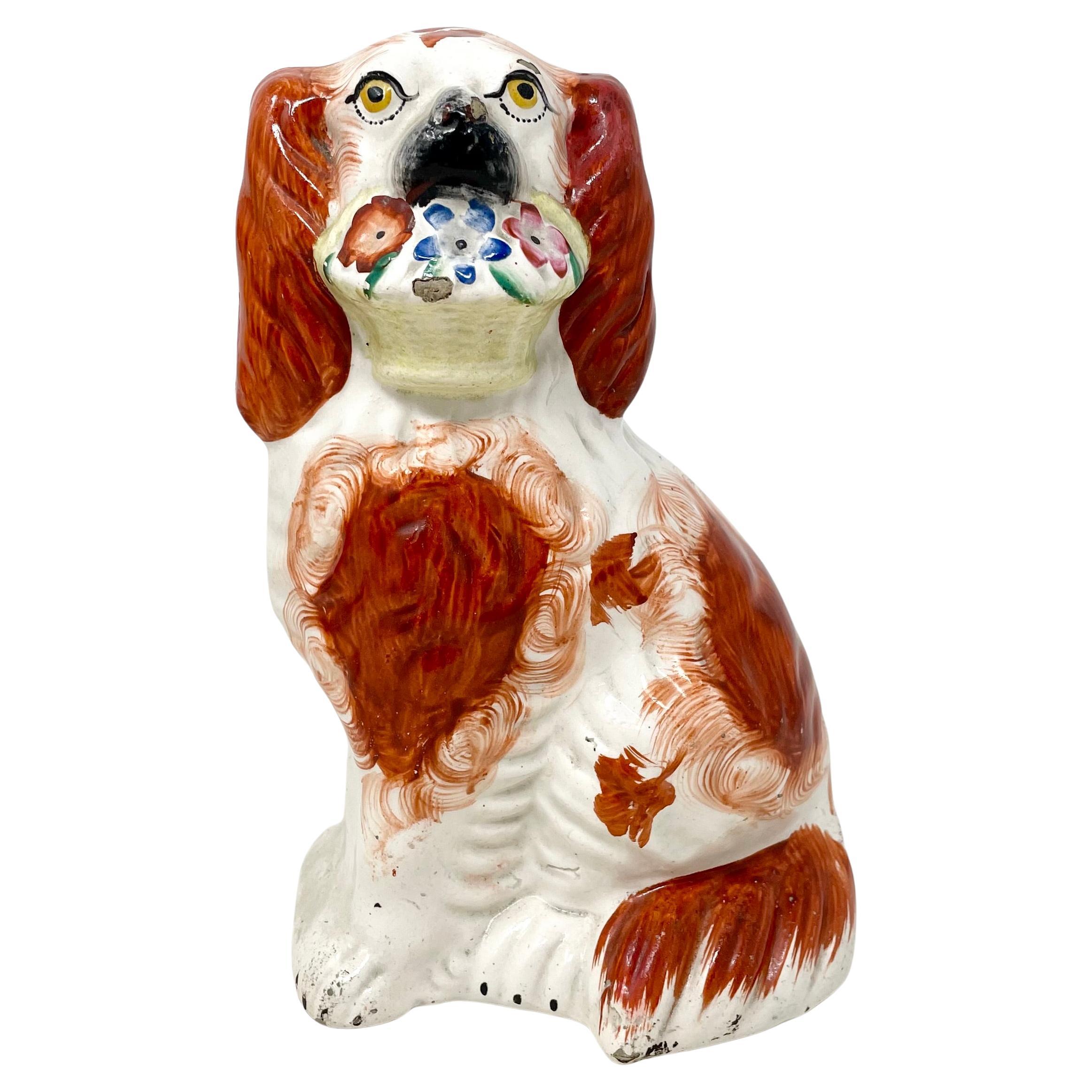 Pareja Perros Spaniel Antiguos de Cerámica Inglesa de Staffordshire Rojos y Blancos con Cestas Alfarería en venta