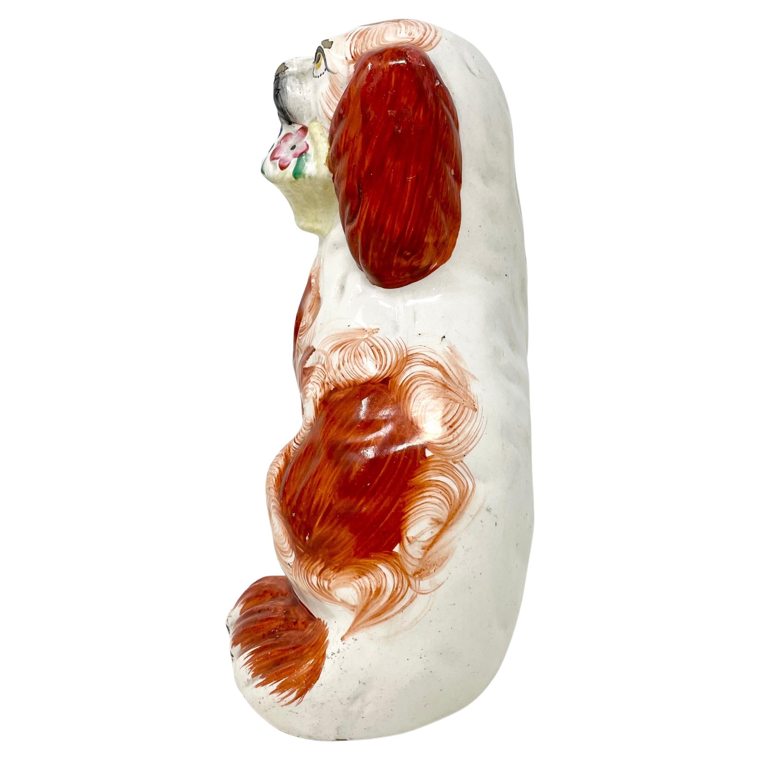 Pareja Perros Spaniel Antiguos de Cerámica Inglesa de Staffordshire Rojos y Blancos con Cestas en venta 1