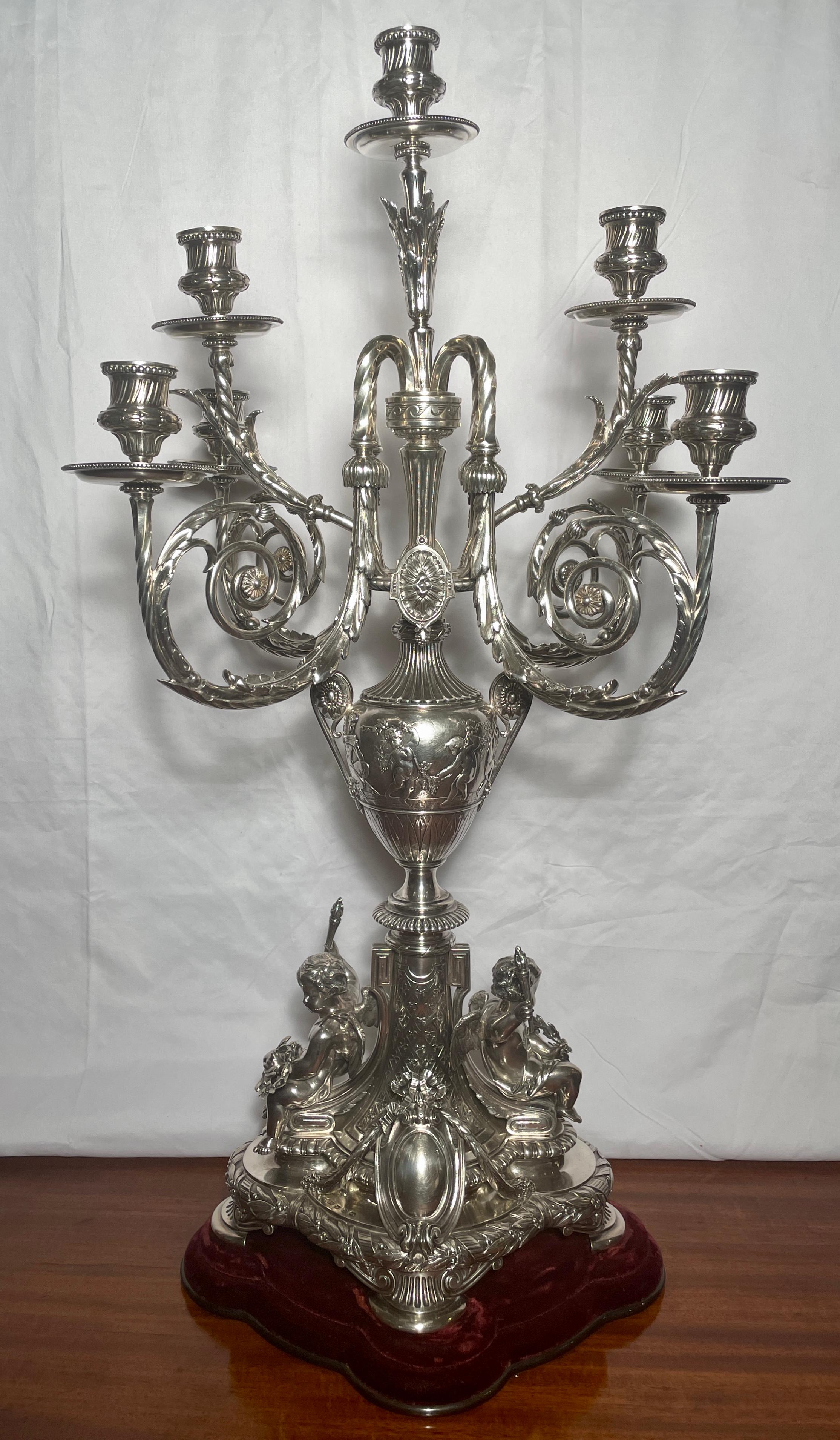 Rare paire de candélabres anciens en argent massif anglais à 8 lumières, poinçonnés Elkington, datés de 1889. 
Il s'agit d'un cadeau de mariage royal offert à Constantin Ier, duc de Sparte (et plus tard roi de Grèce) lors de son mariage royal avec