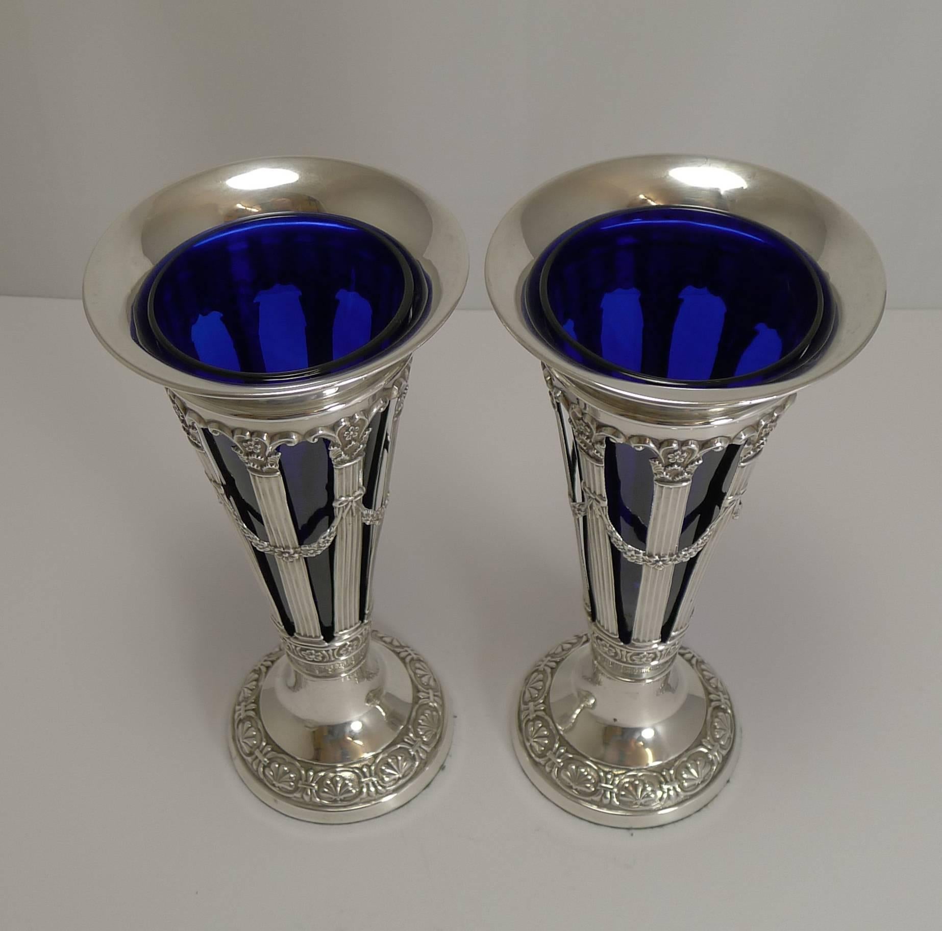 Anglais Paire de vases anglais anciens en argent sterling par Walker and Hall