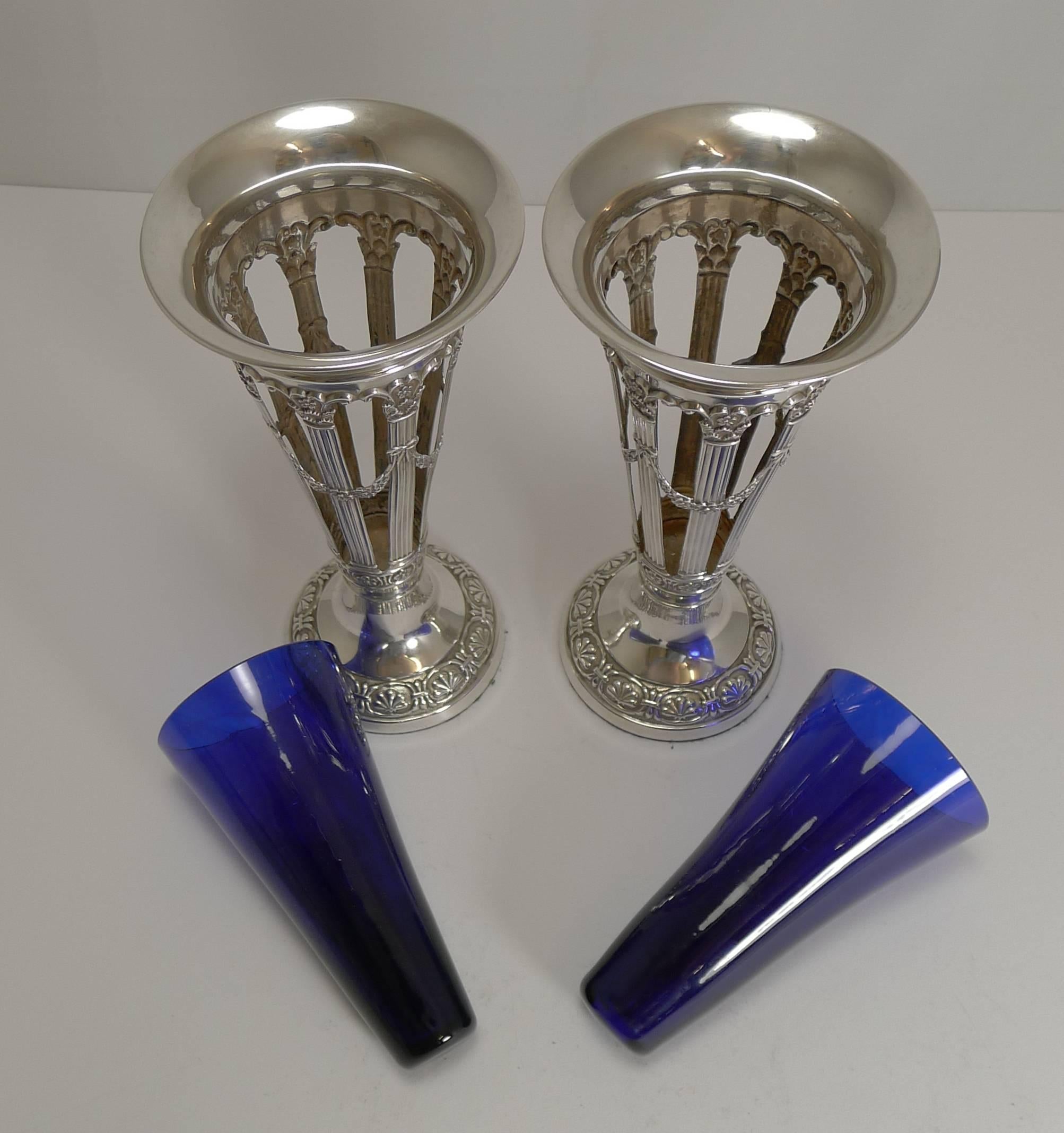 Paire de vases anglais anciens en argent sterling par Walker and Hall Excellent état à Bath, GB