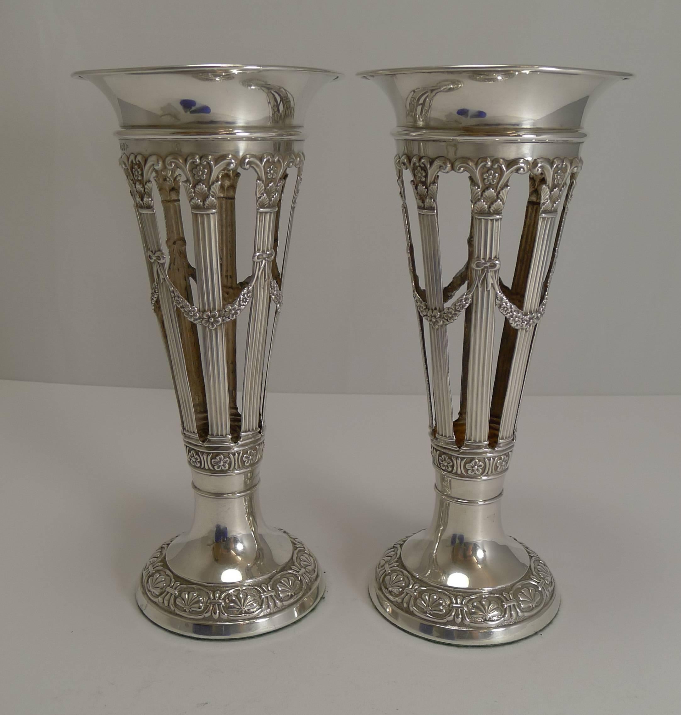 Paire de vases anglais anciens en argent sterling par Walker and Hall 2