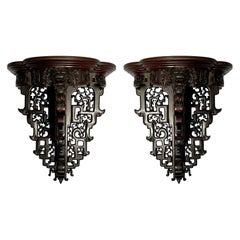 Coppia di antiche mensole da parete inglesi in legno di teak con traforo intagliato Circa 1870-1880