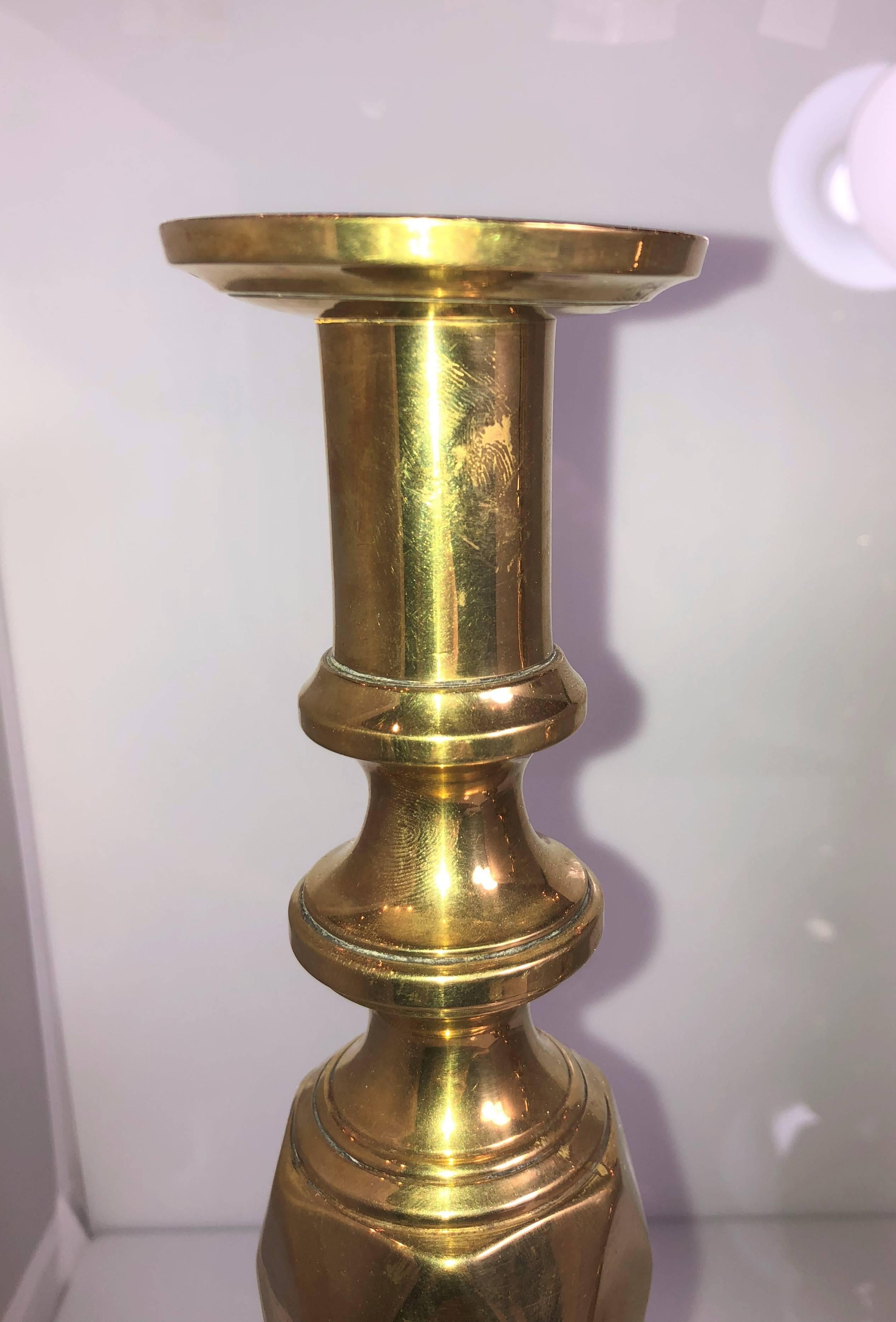 Coppia di antichi candelieri inglesi vittoriani con motivo King's.