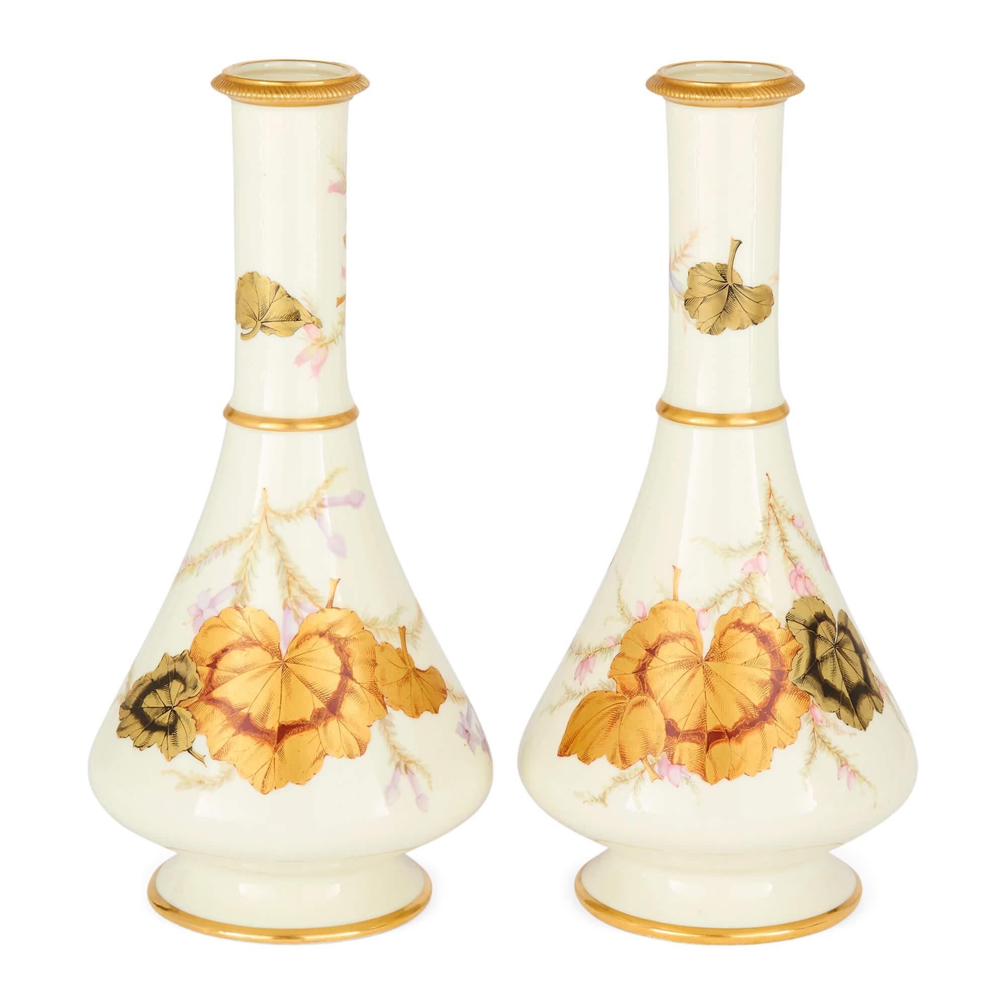 Coppia di vasi antichi inglesi vittoriani Royal Worcester in porcellana dorata e floreale 
Inglese, 1880
Altezza 30 cm, diametro 15 cm

Prodotta dalla fabbrica di porcellane Royal Worcester, questa coppia di vasi conici ornati riflette la