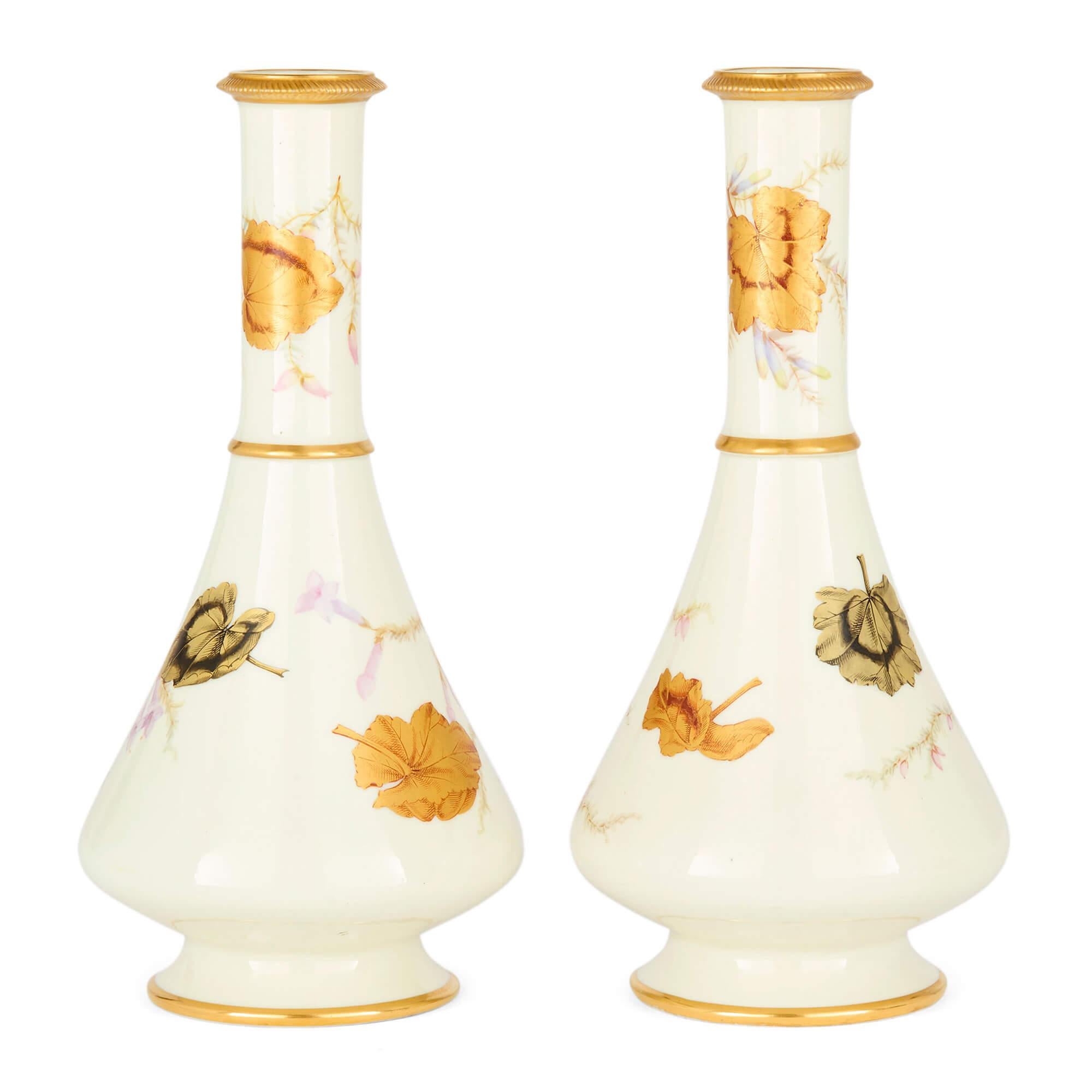 Vittoriano Coppia di vasi antichi inglesi vittoriani Royal Worcester in porcellana dorata e floreale in vendita