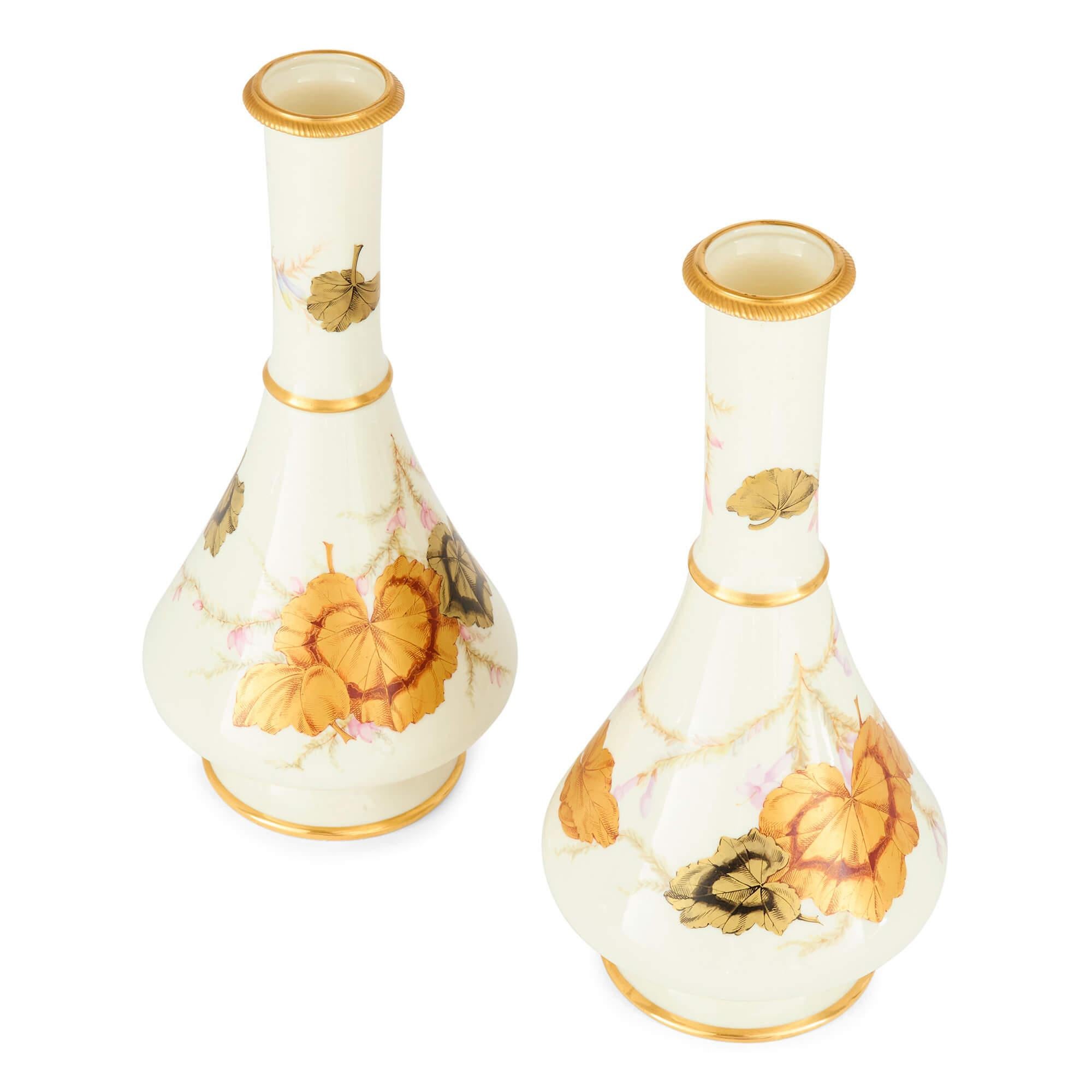Inglese Coppia di vasi antichi inglesi vittoriani Royal Worcester in porcellana dorata e floreale in vendita