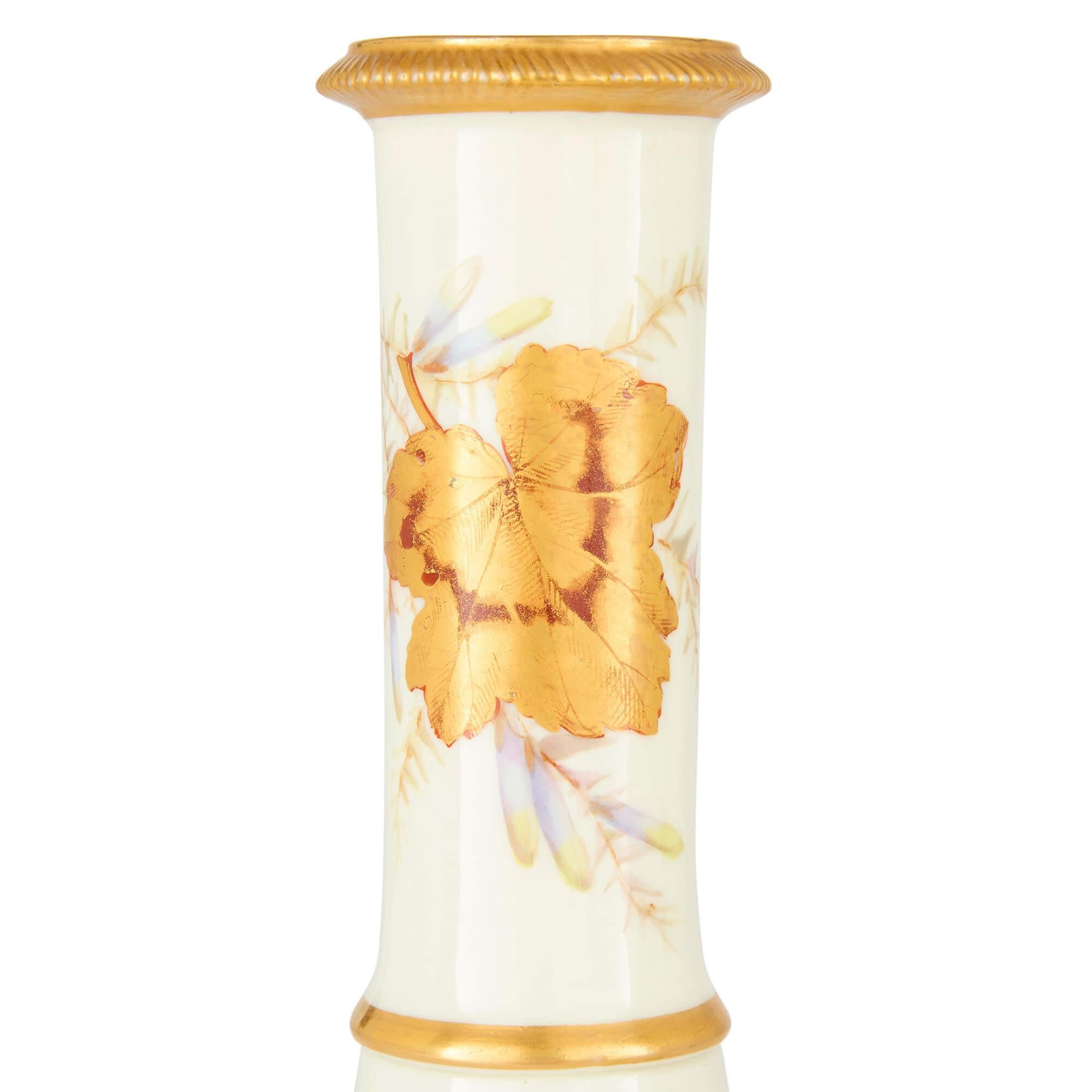Dorato Coppia di vasi antichi inglesi vittoriani Royal Worcester in porcellana dorata e floreale in vendita