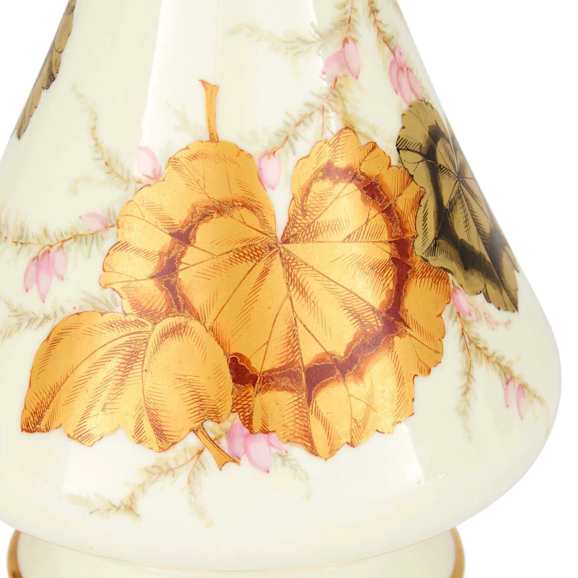 Coppia di vasi antichi inglesi vittoriani Royal Worcester in porcellana dorata e floreale In condizioni buone in vendita a London, GB