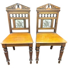 PAIR Antike englische Flurstühle aus Nussbaum, Esche und Keramikfliesen im gotischen Stil
