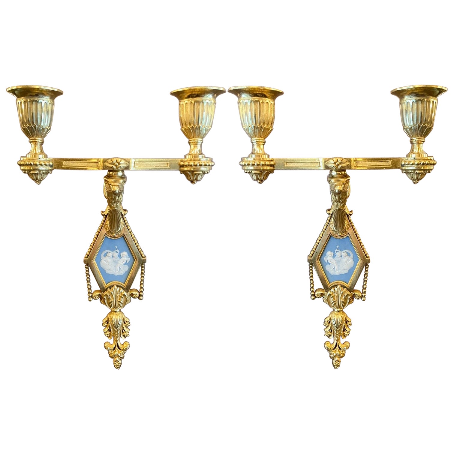 Coppia di antiche lampade inglesi Wedgwood in porcellana e bronzo D. A., circa 1890
