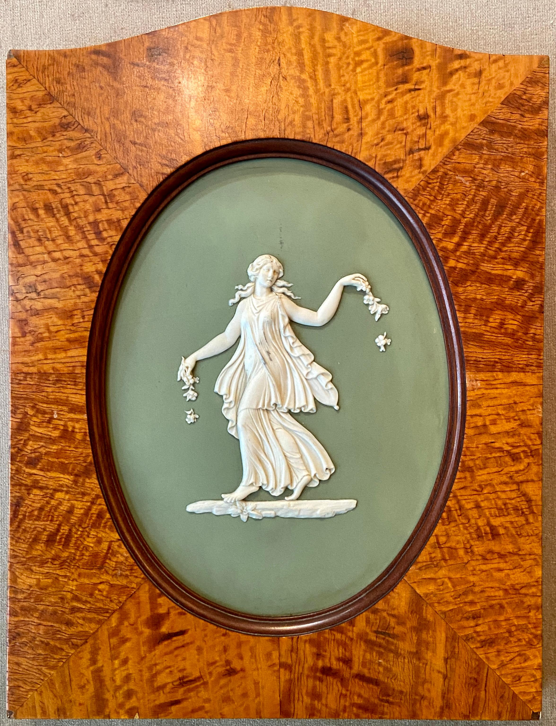 Paire de plaques anciennes en porcelaine anglaise Wedgwood, « The Dancing Hours » (Les heures de danse). Bon état - En vente à New Orleans, LA