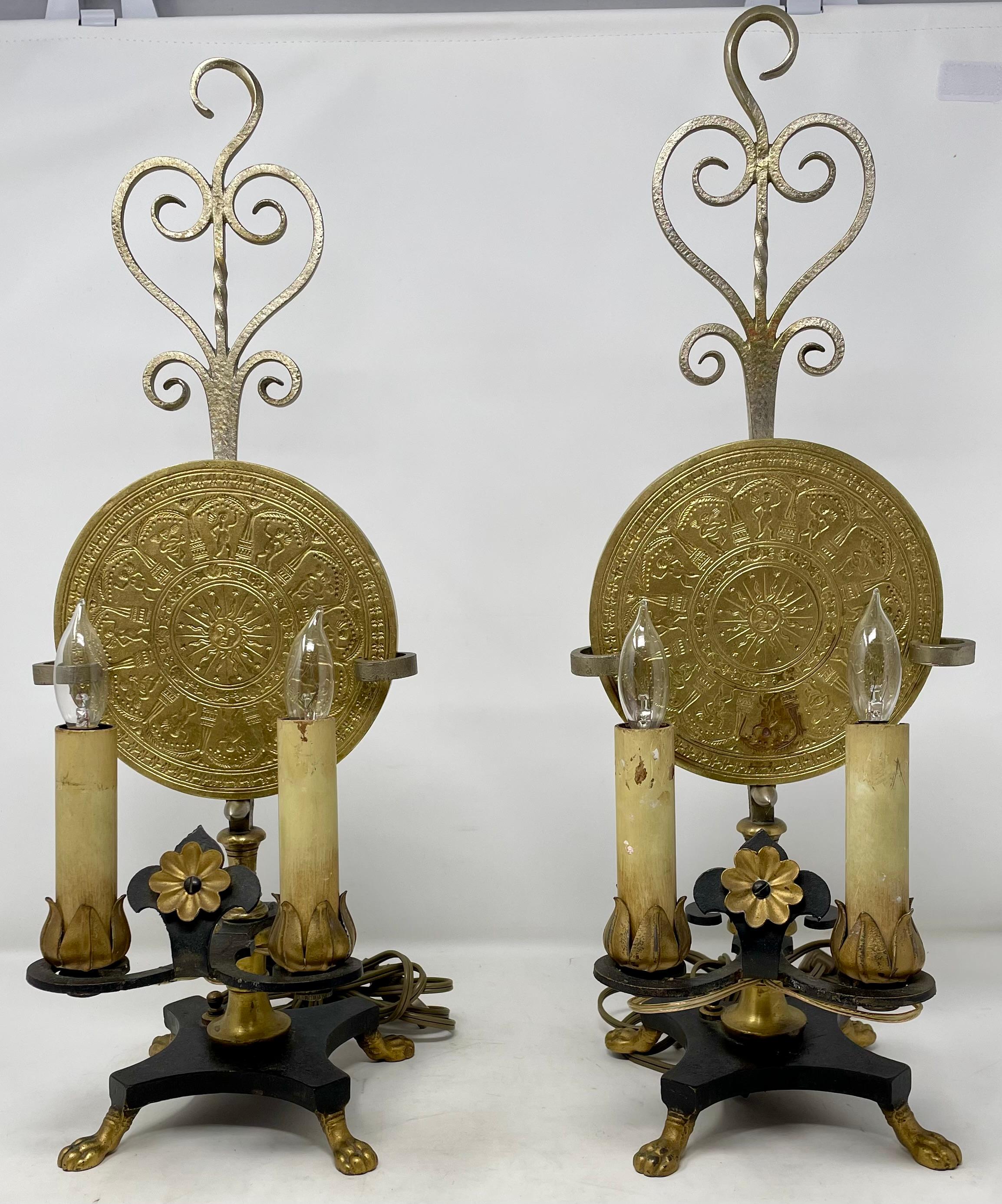 Paar antike europäische Lampen aus Eisen und Messing mit Zodiac-Zeichen, CIRCA 1900's. (Europäisch) im Angebot