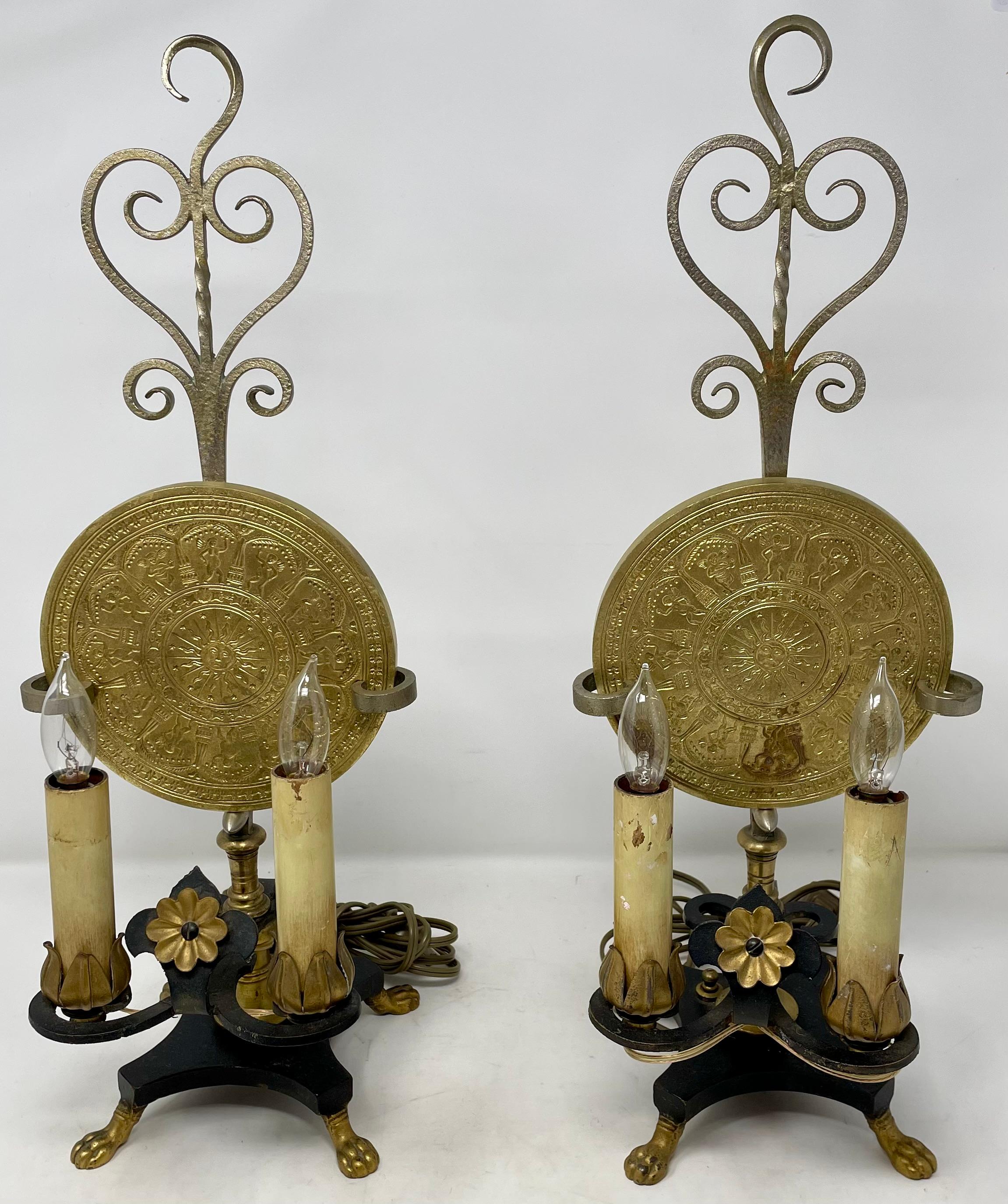 Paar antike europäische Lampen aus Eisen und Messing mit Zodiac-Zeichen, CIRCA 1900's. im Zustand „Gut“ im Angebot in New Orleans, LA