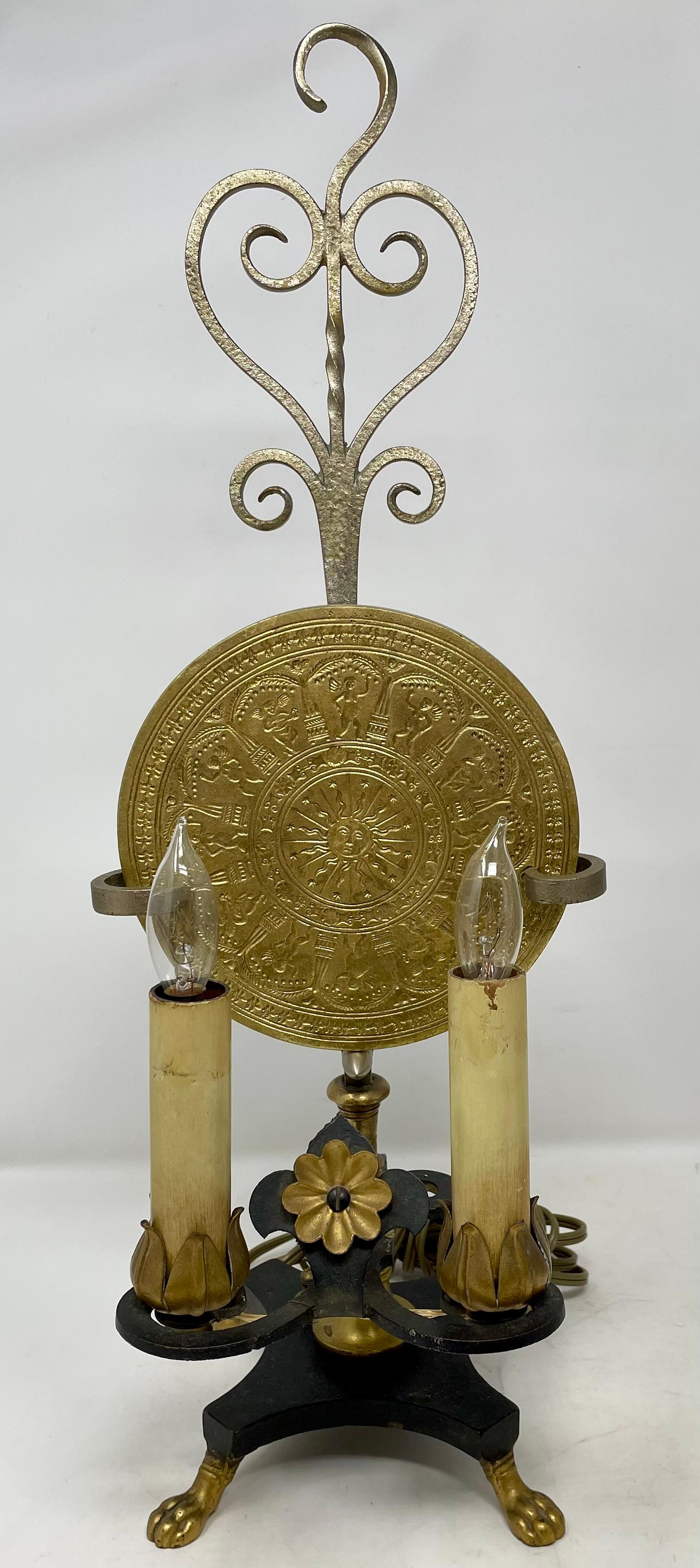 Paar antike europäische Lampen aus Eisen und Messing mit Zodiac-Zeichen, CIRCA 1900's. (20. Jahrhundert) im Angebot
