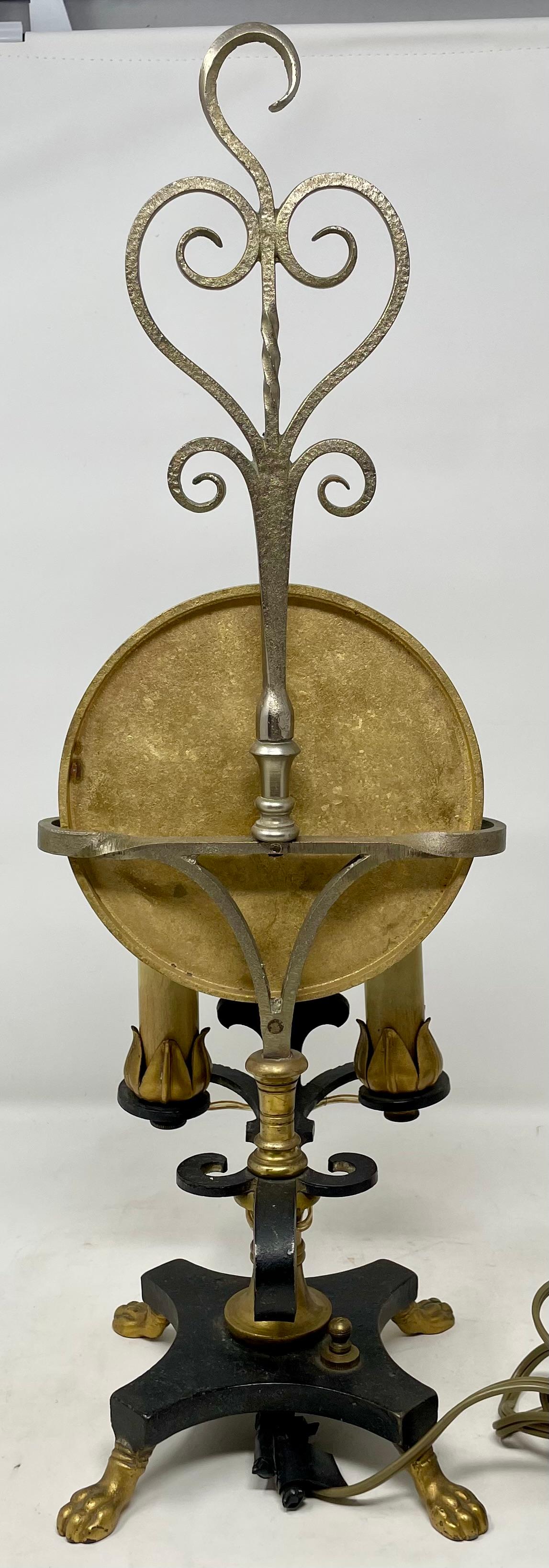 Paar antike europäische Lampen aus Eisen und Messing mit Zodiac-Zeichen, CIRCA 1900's. im Angebot 2