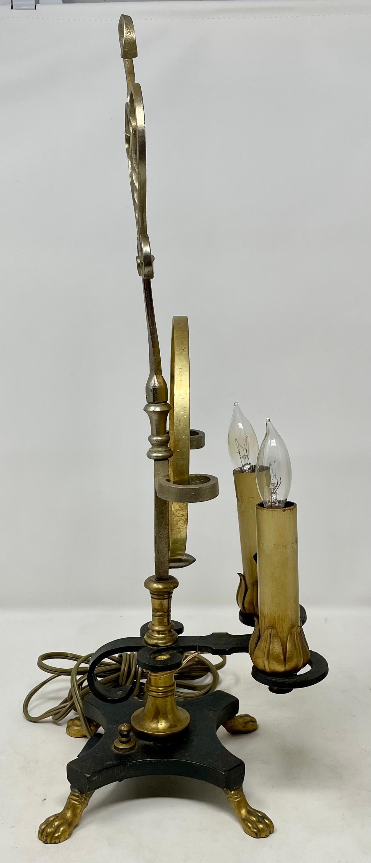 Paar antike europäische Lampen aus Eisen und Messing mit Zodiac-Zeichen, CIRCA 1900's. im Angebot 3