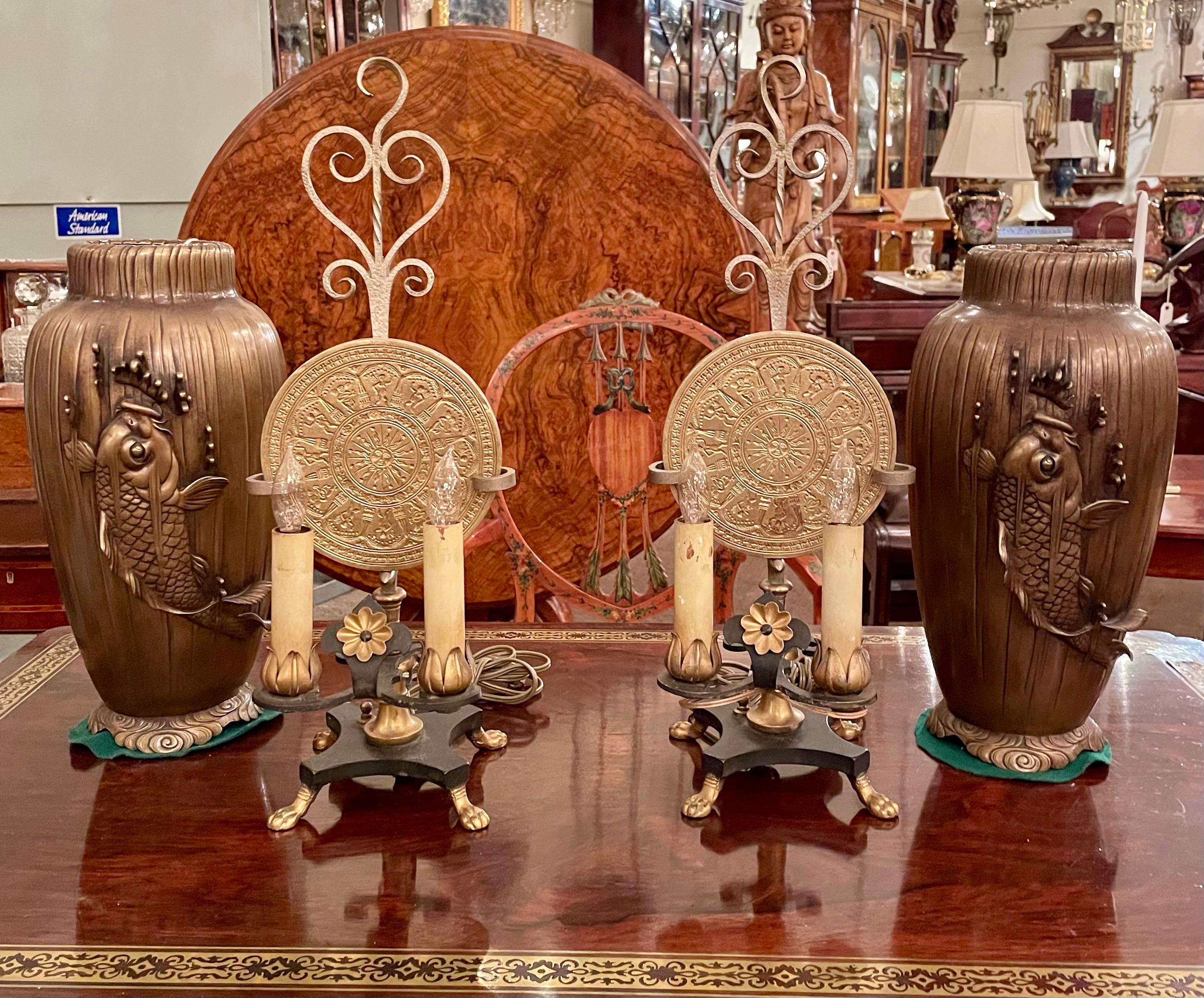 Paar antike europäische Lampen aus Eisen und Messing mit Zodiac-Zeichen, CIRCA 1900's. im Angebot 5