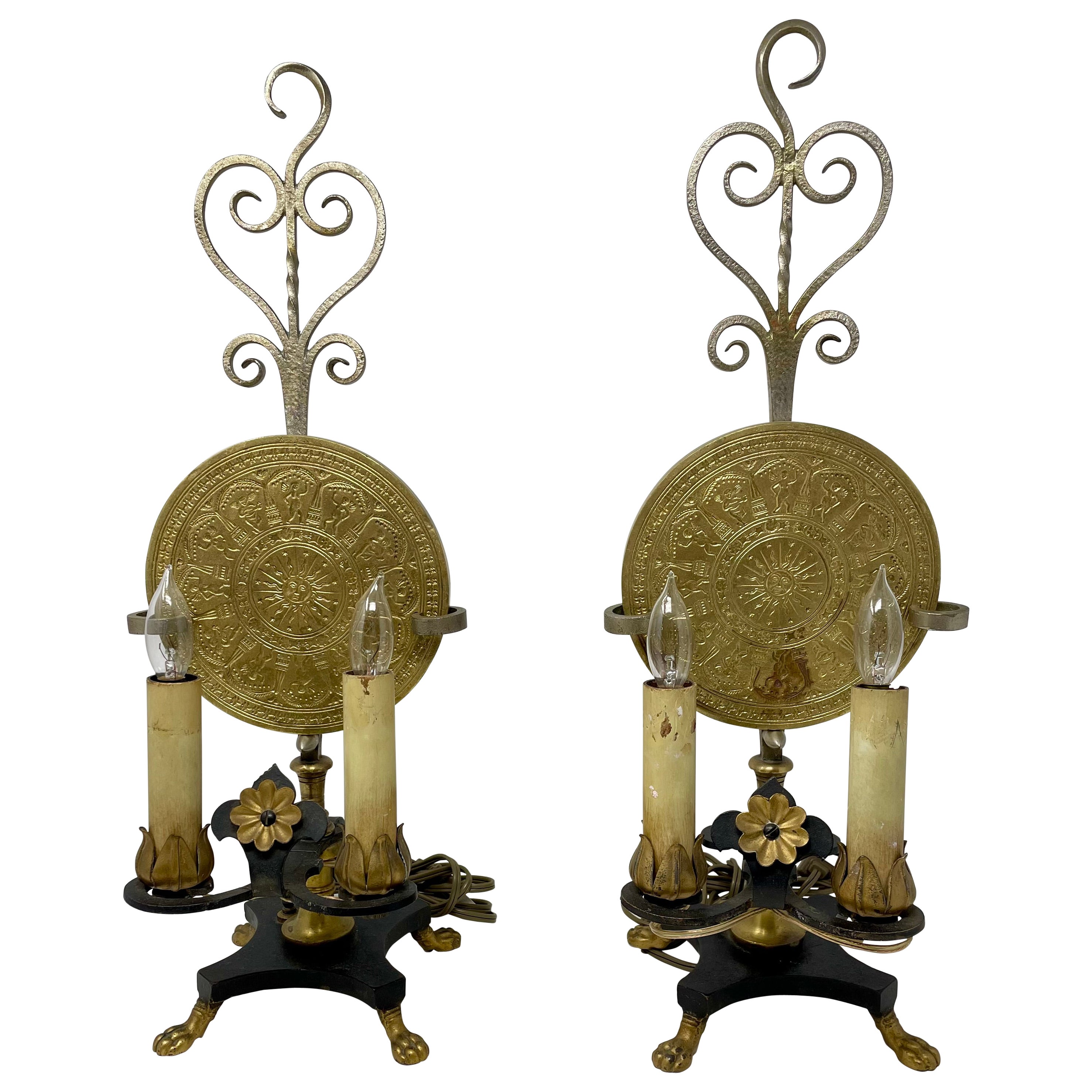 Paar antike europäische Lampen aus Eisen und Messing mit Zodiac-Zeichen, CIRCA 1900's. im Angebot
