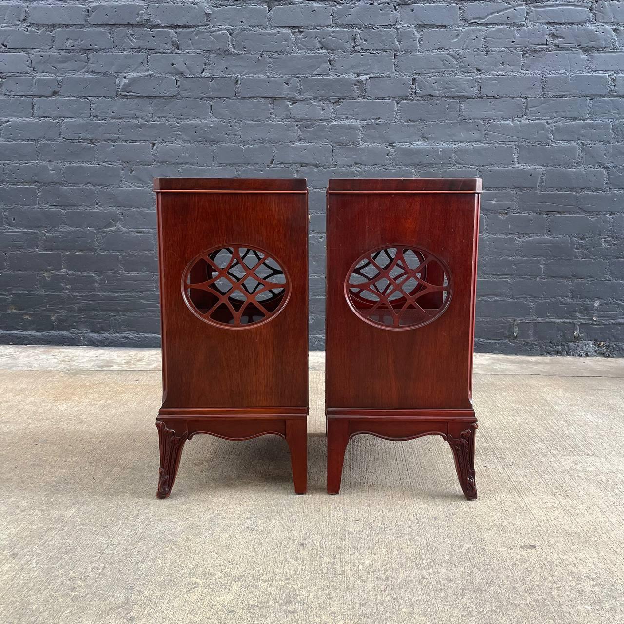 Pair Antique Federal Carved Mahogany Night Stands, 1920s In Good Condition In Los Angeles, CA