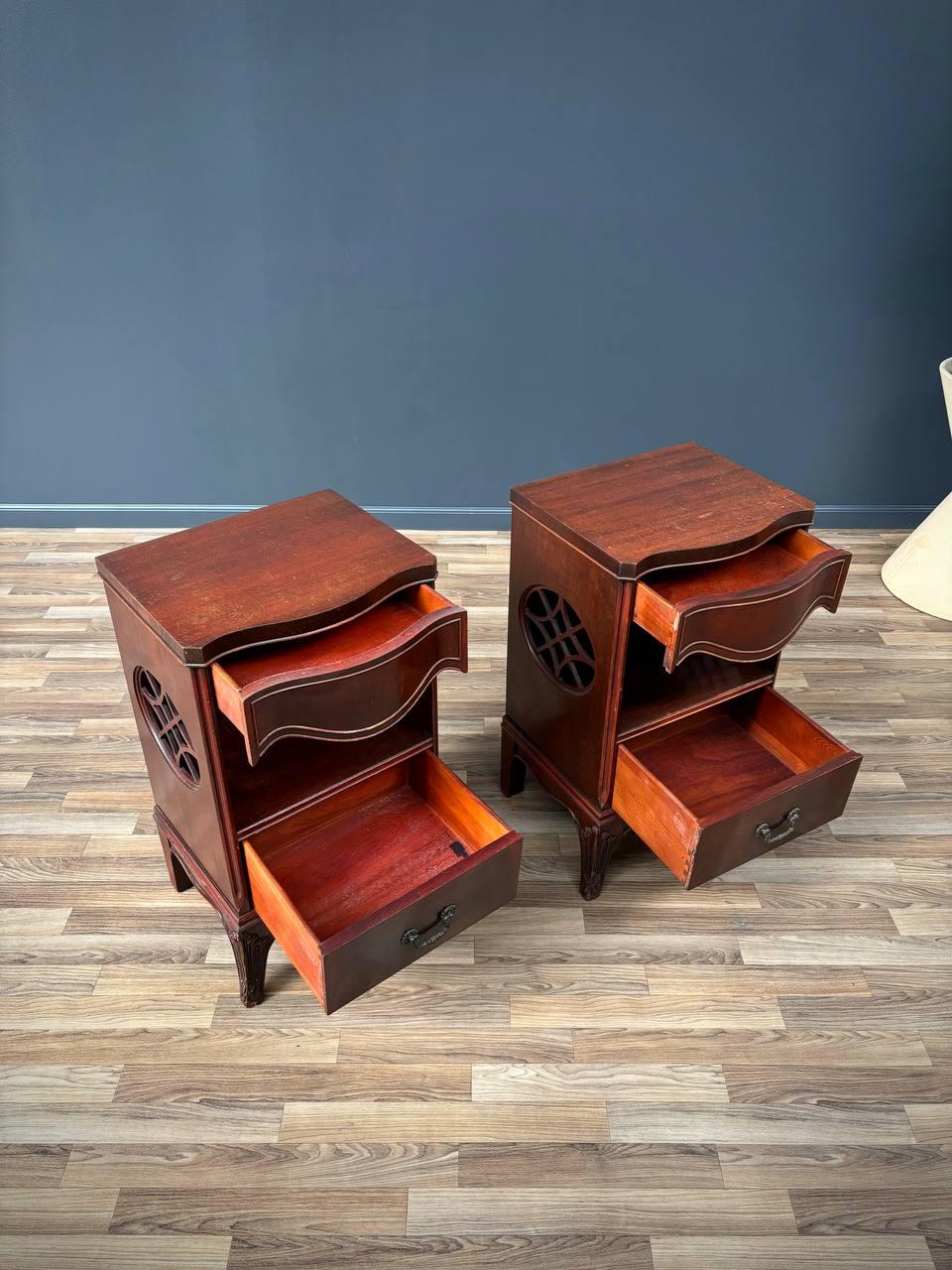 Pair Antique Federal Carved Mahogany Night Stands In Good Condition For Sale In Los Angeles, CA